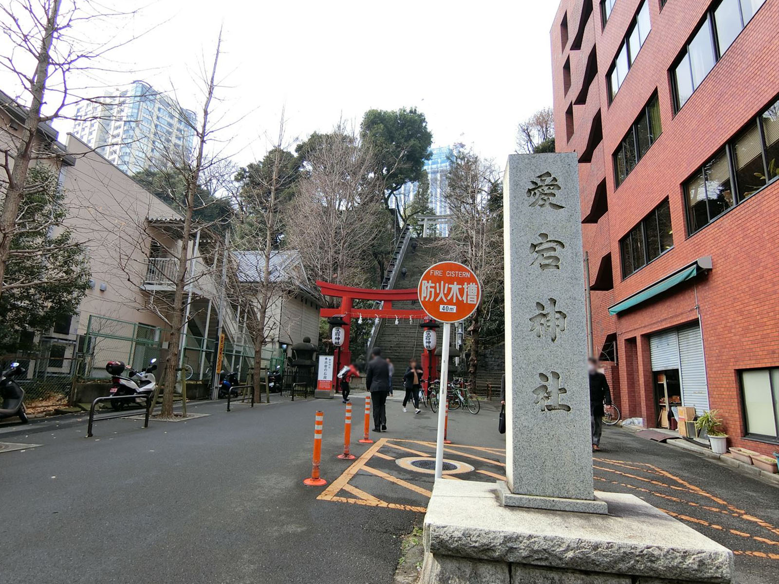 向かいにある愛宕神社
