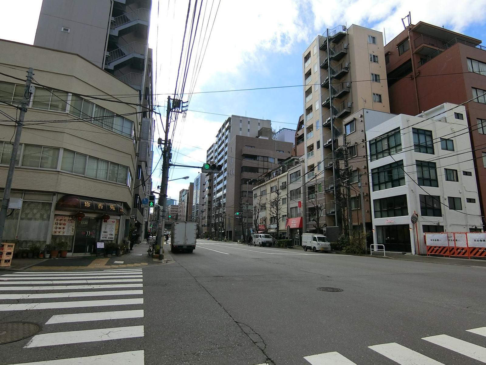 前面の清洲橋通り