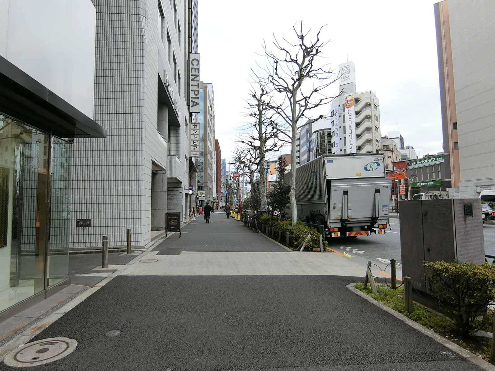 前面の靖国通り