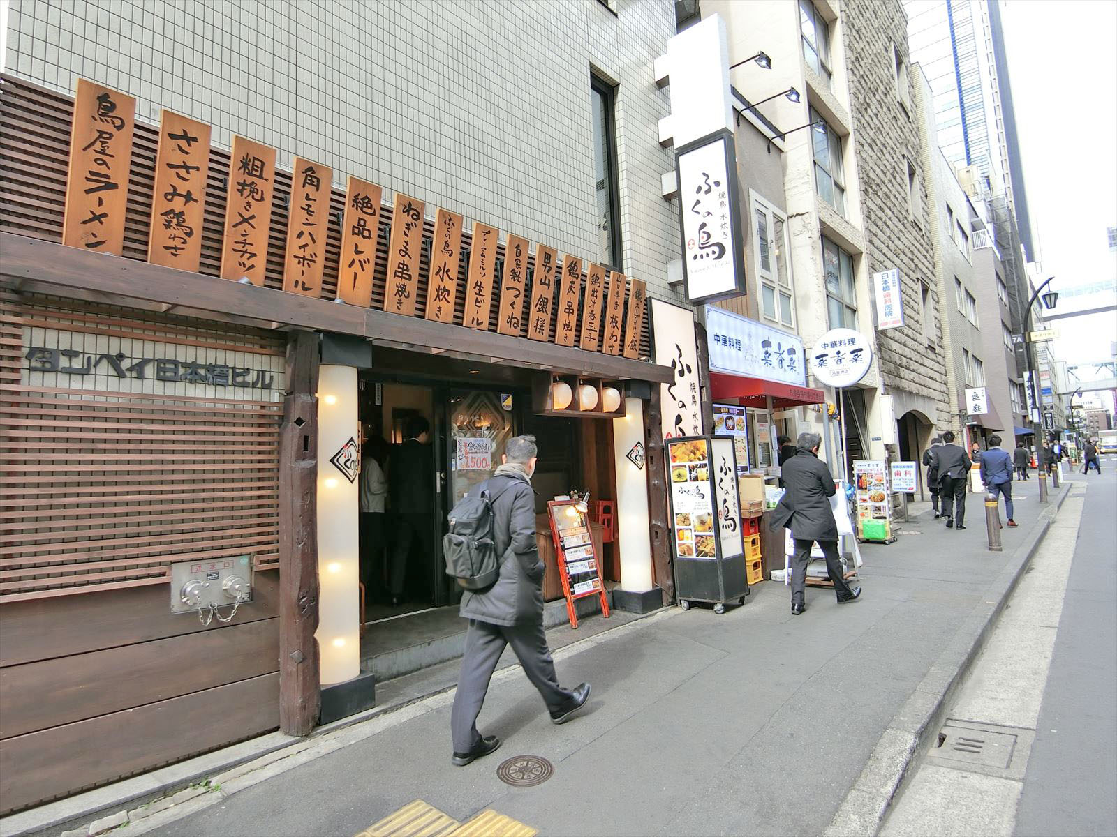 付近には飲食店が豊富