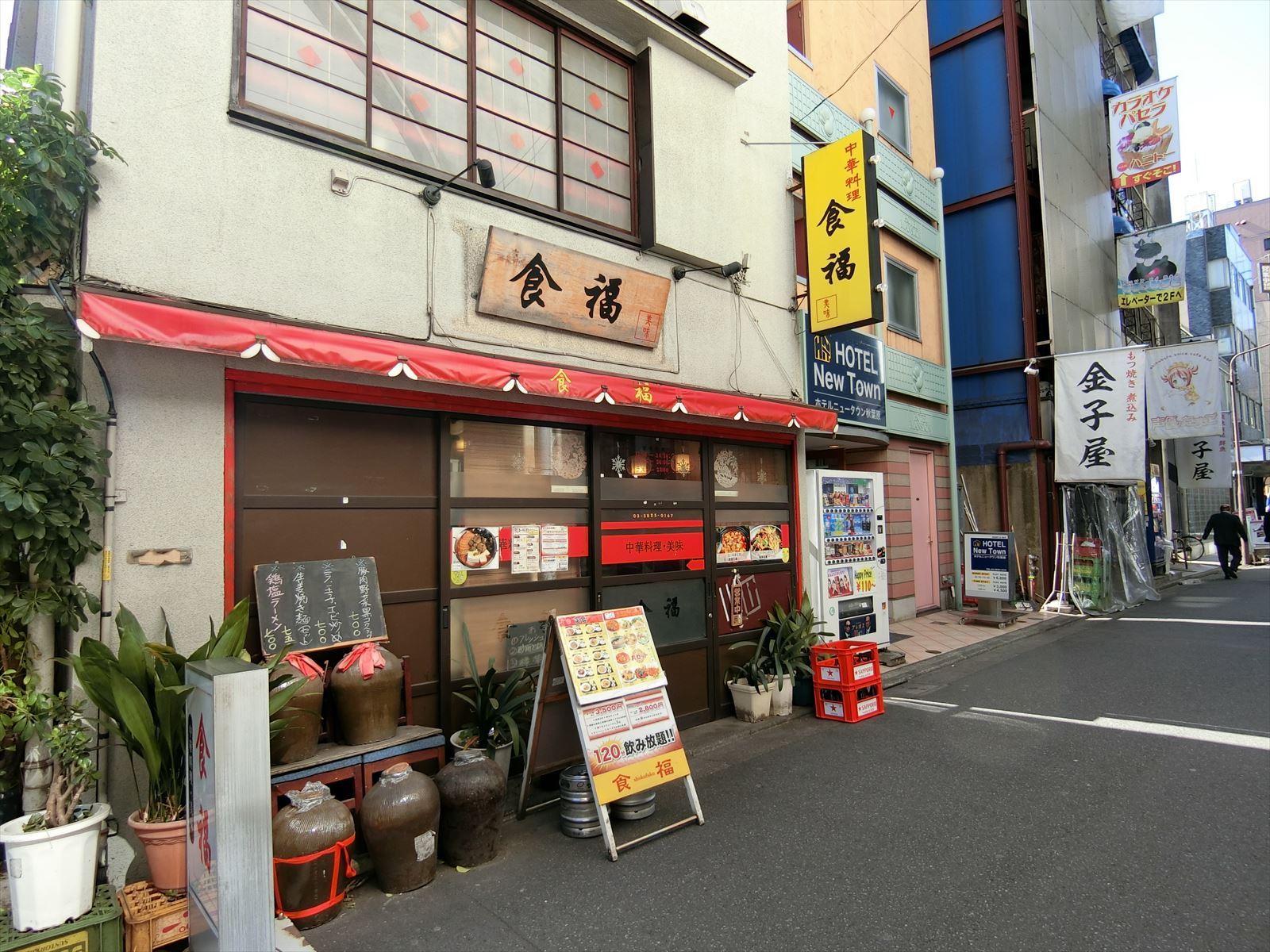 付近には飲食店が豊富