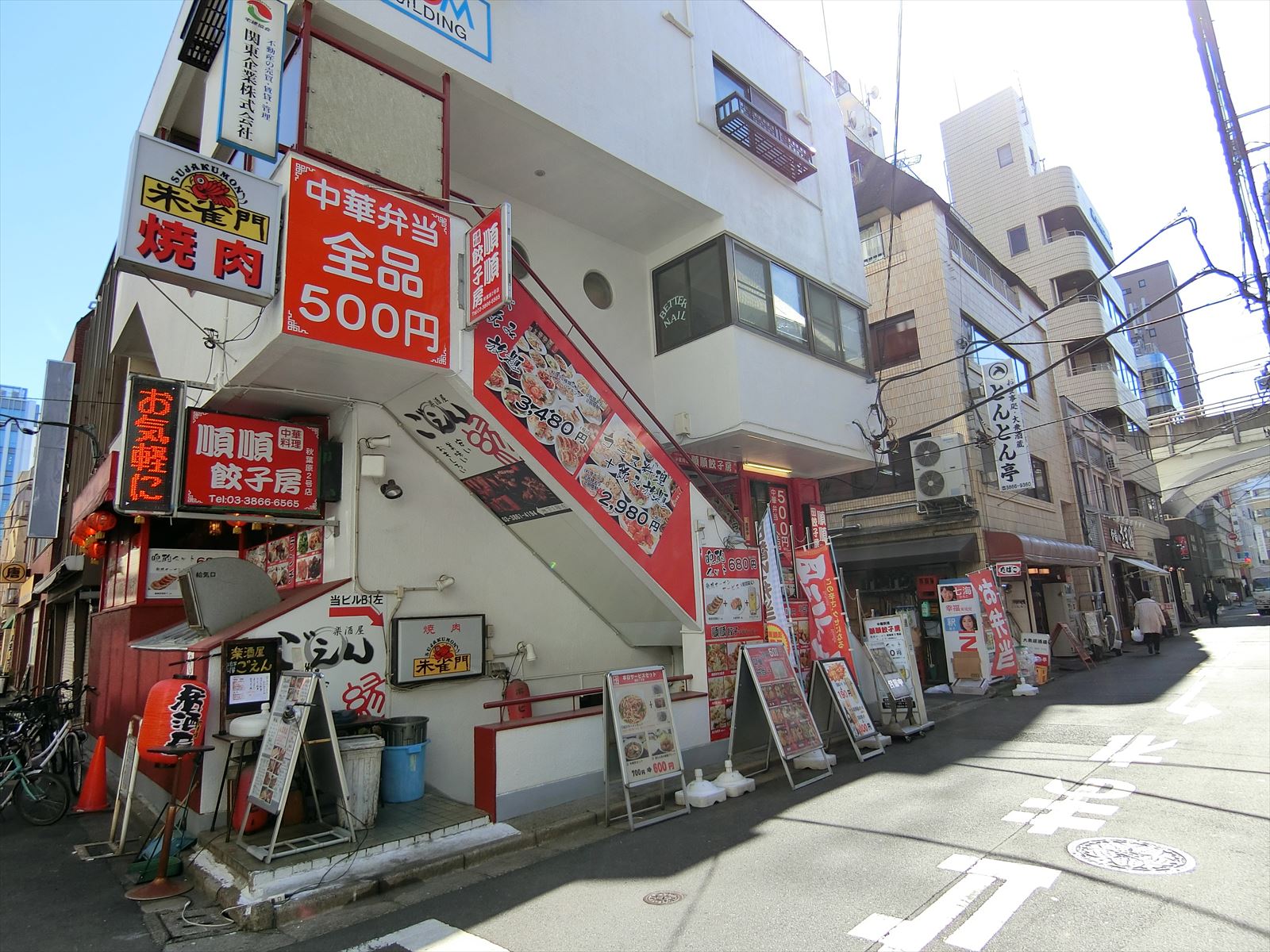 付近には飲食店が豊富