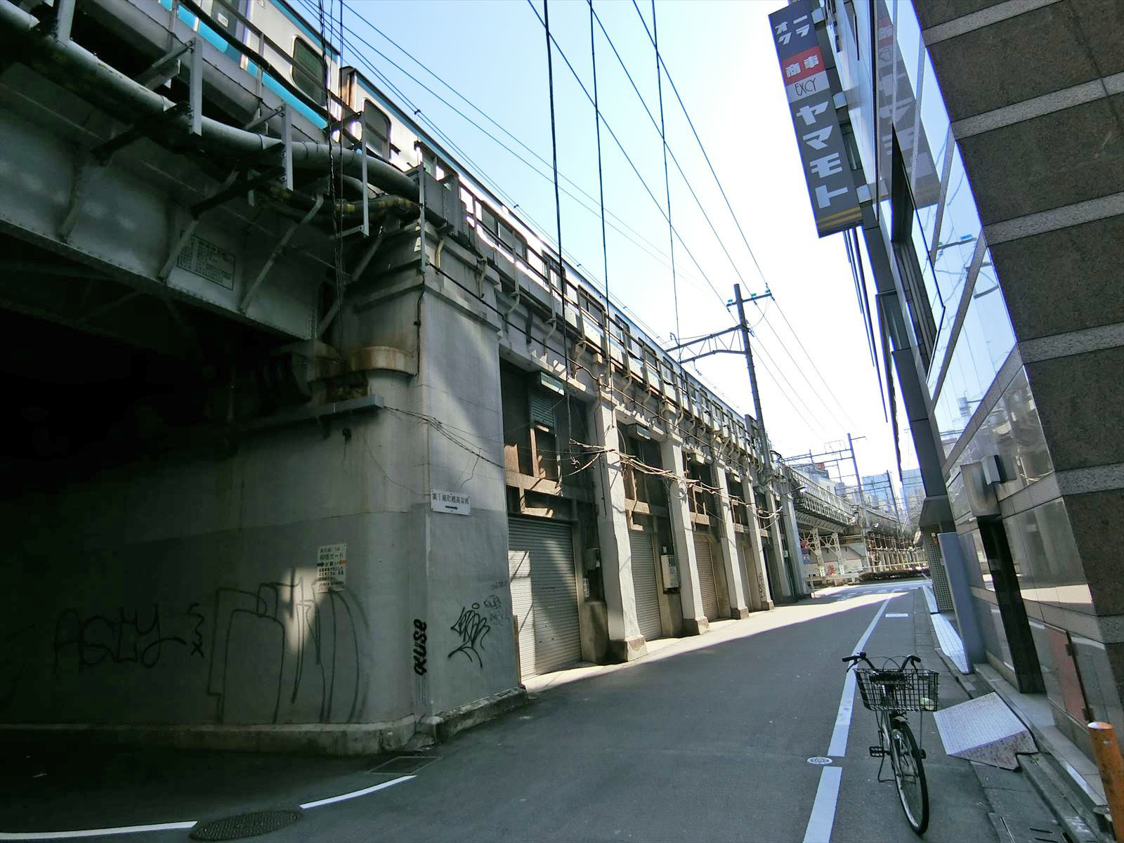 高架沿いに立地