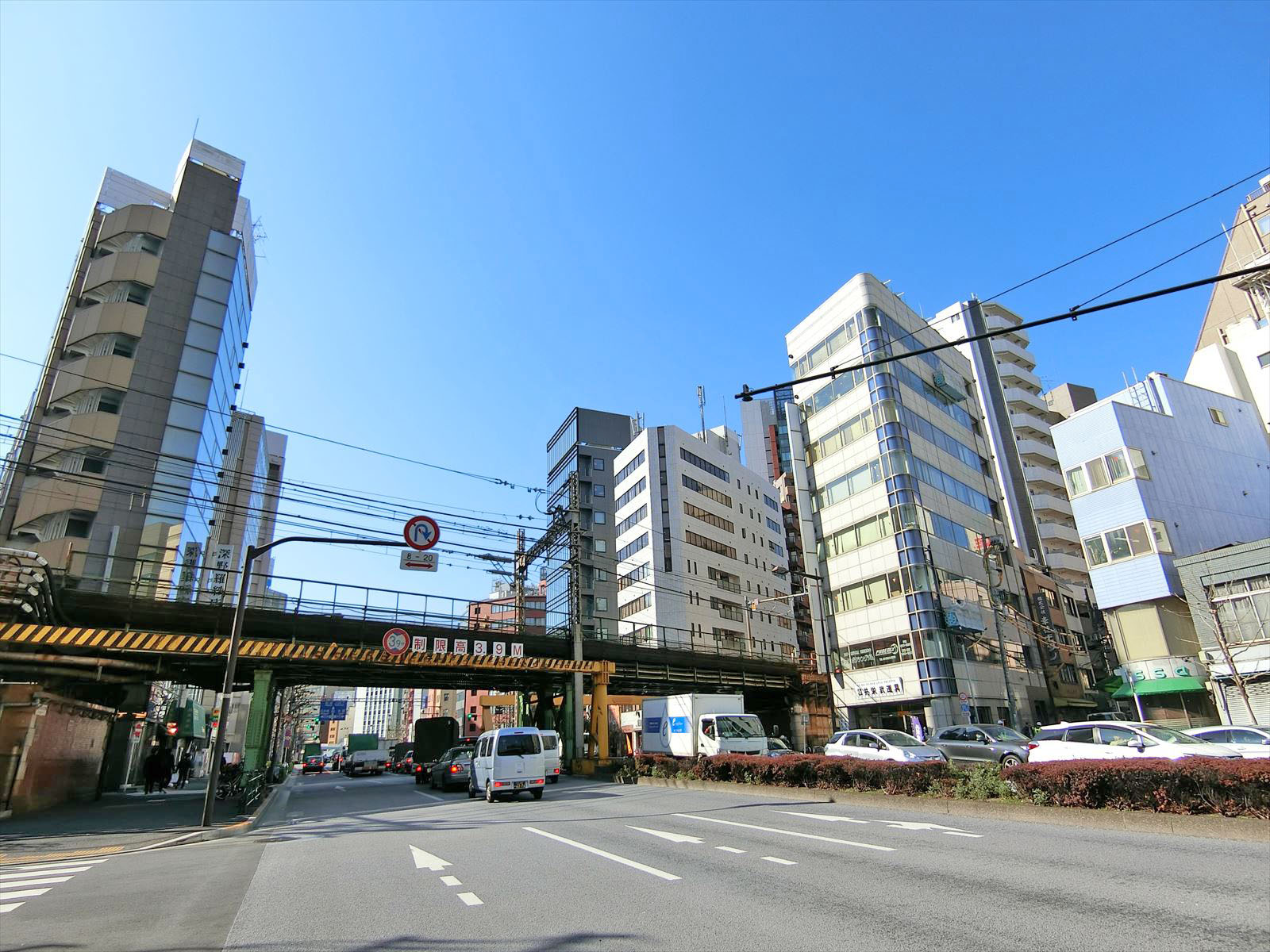 靖国通り沿いに立地