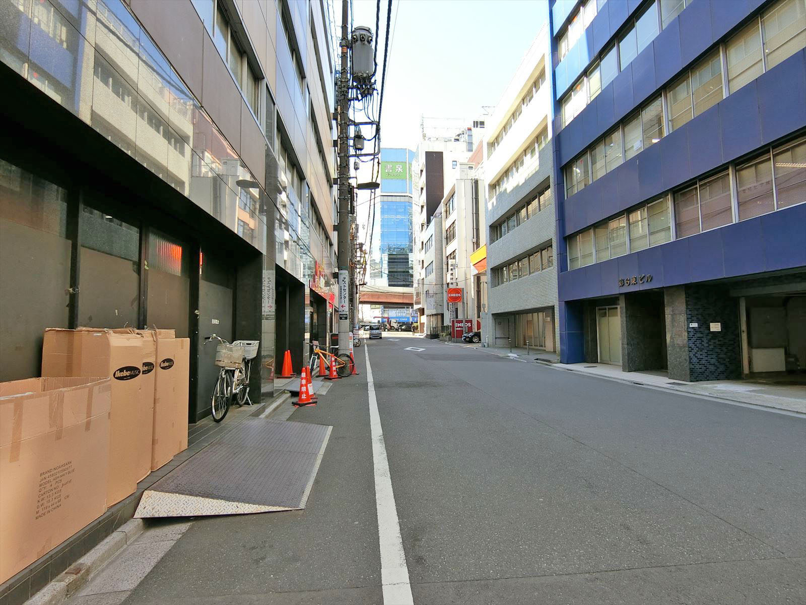 オフィス前面の通り