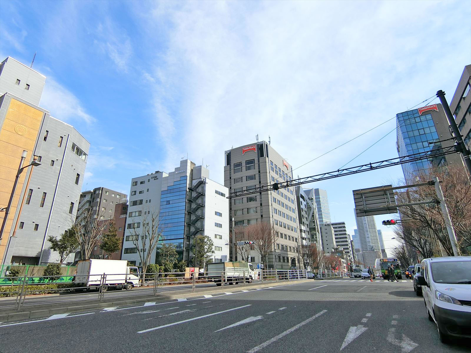周辺はオフィスや店舗が多いエリア