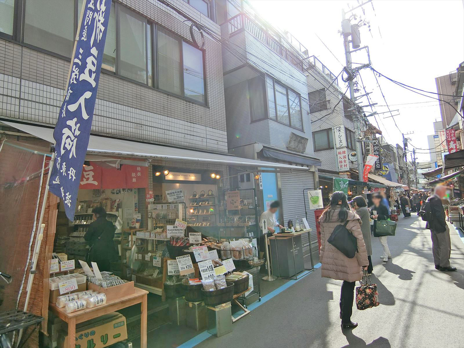 付近には色々な店舗が並ぶ