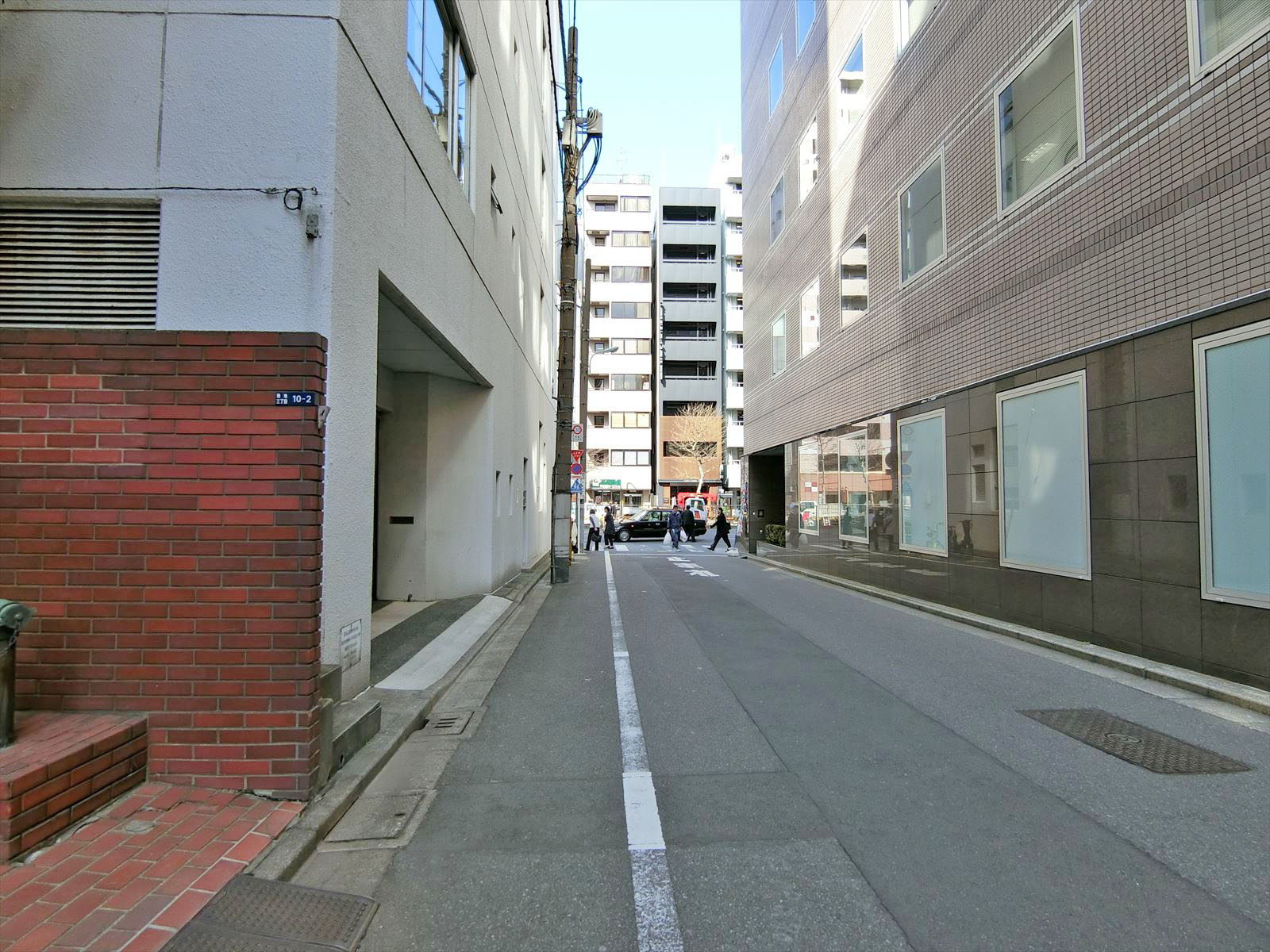 第六東経ビル前面の通り
