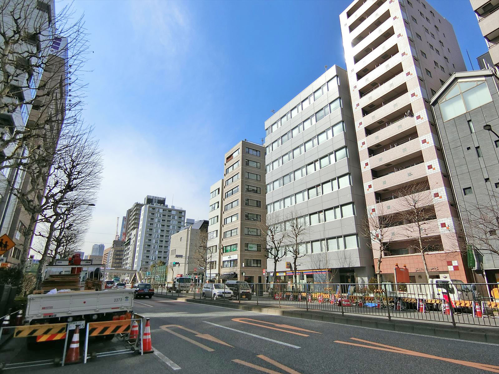 周辺はオフィスや店舗が多いエリア