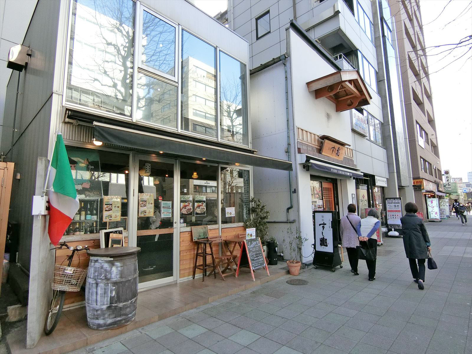 付近には飲食店が豊富