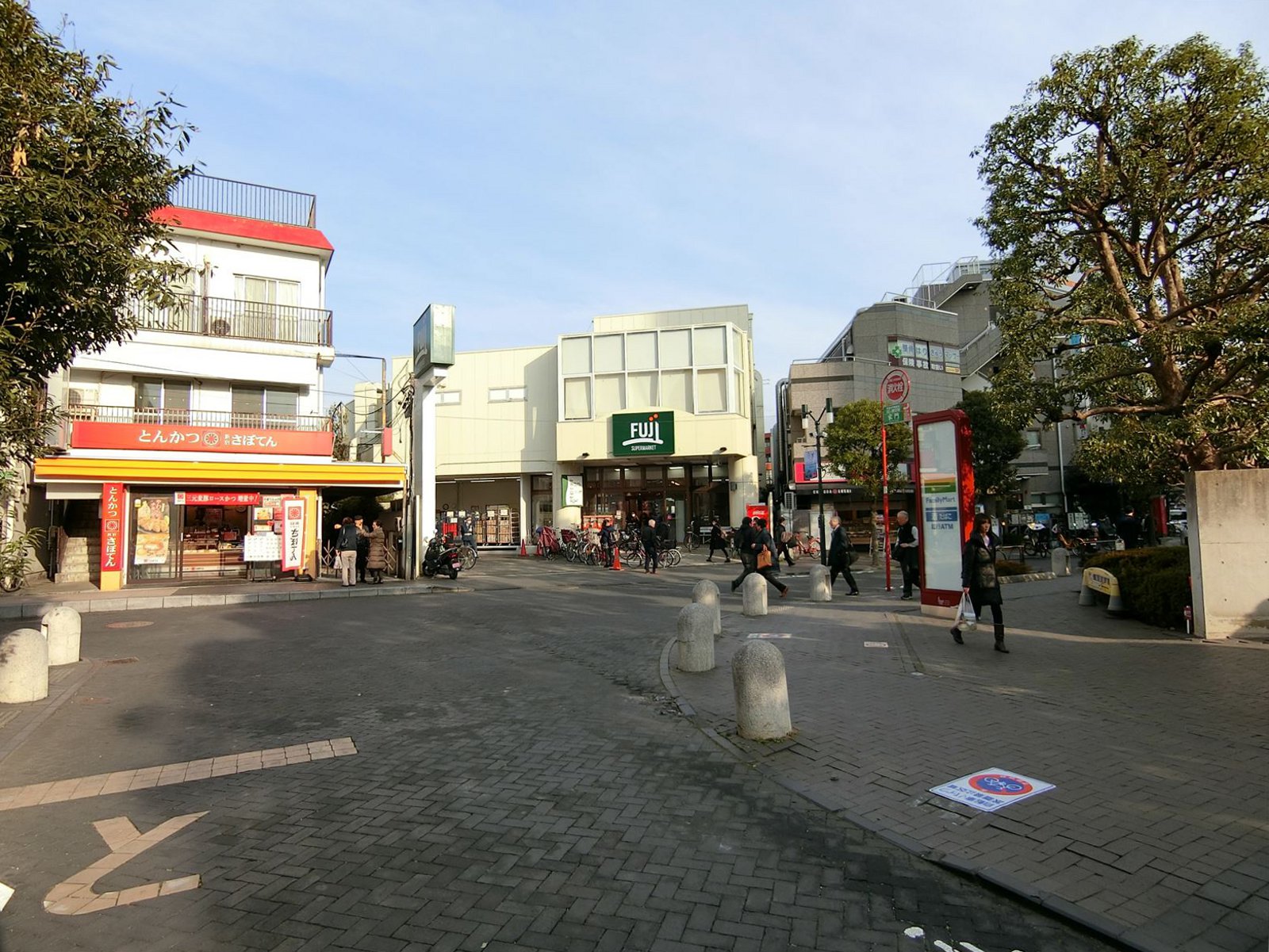 コンビニや飲食店が点在するエリア