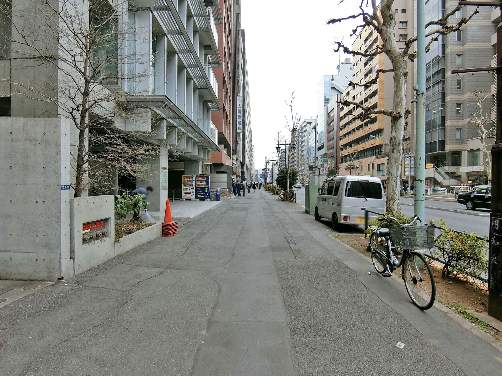 ビル前面の通り