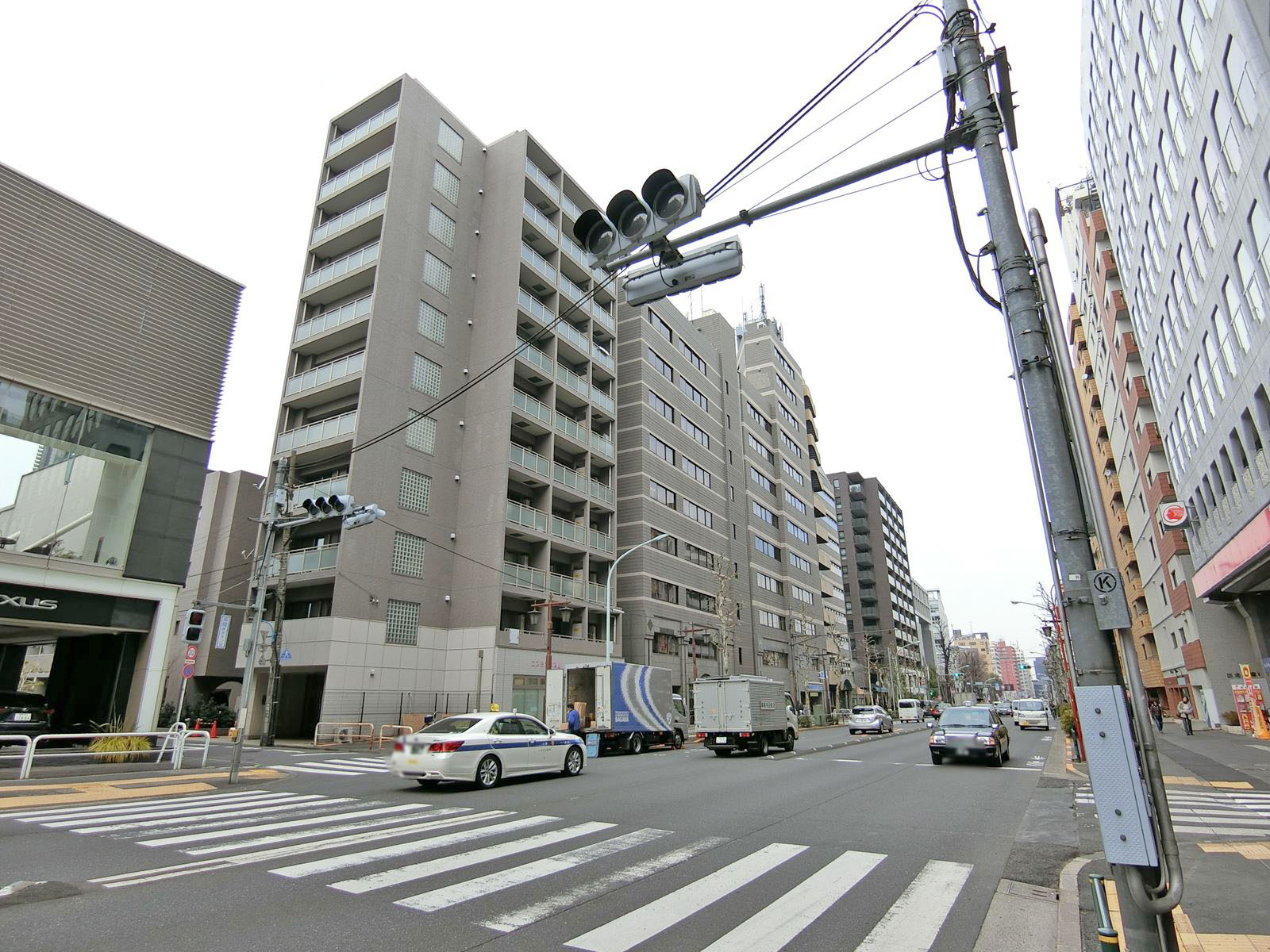 明治通り沿いに立地