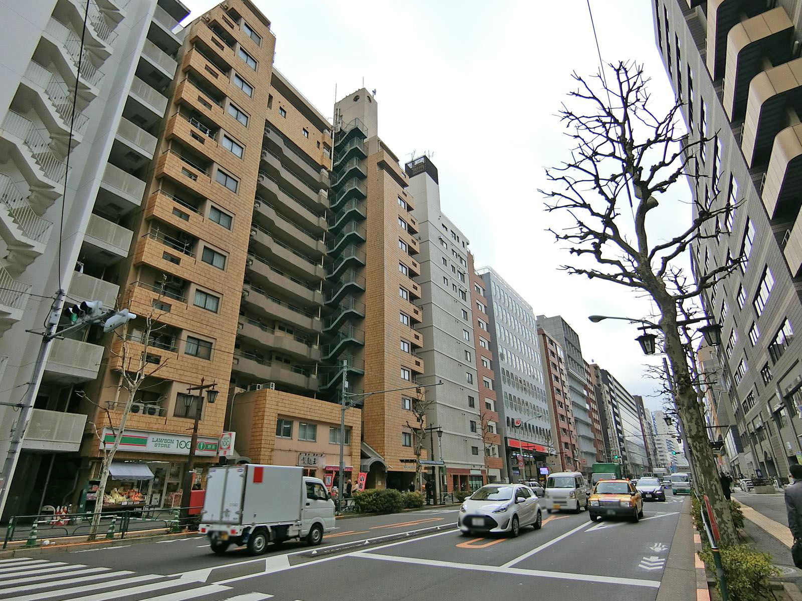 明治通り沿いに立地