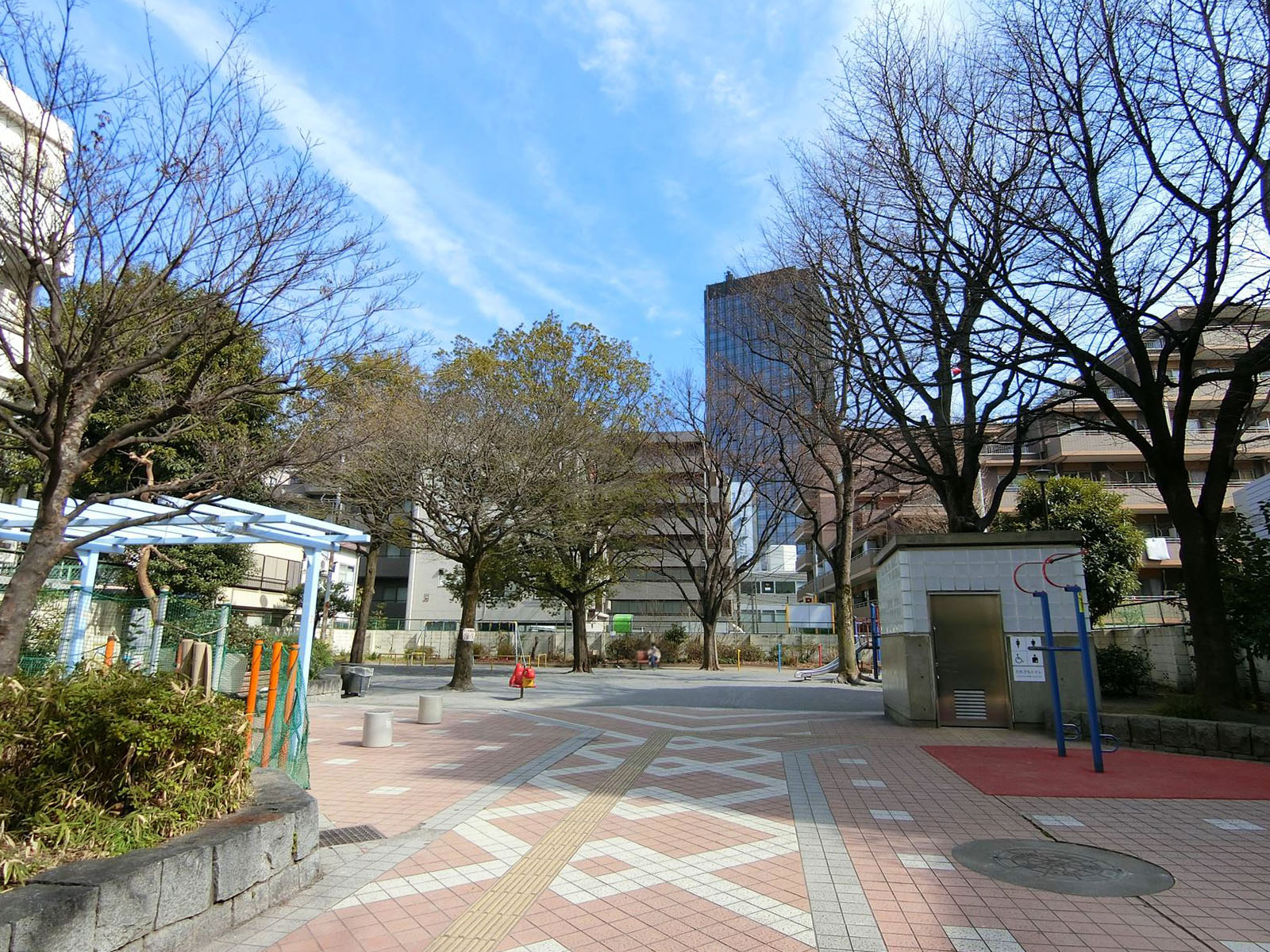 徒歩2分の新小川公園