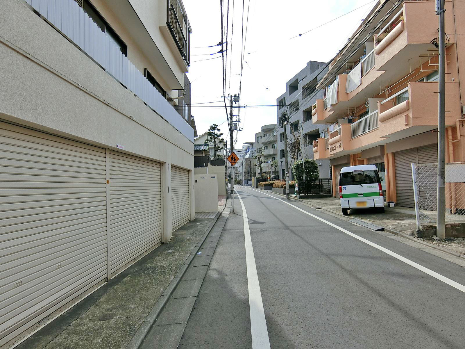 ビル前面の通り