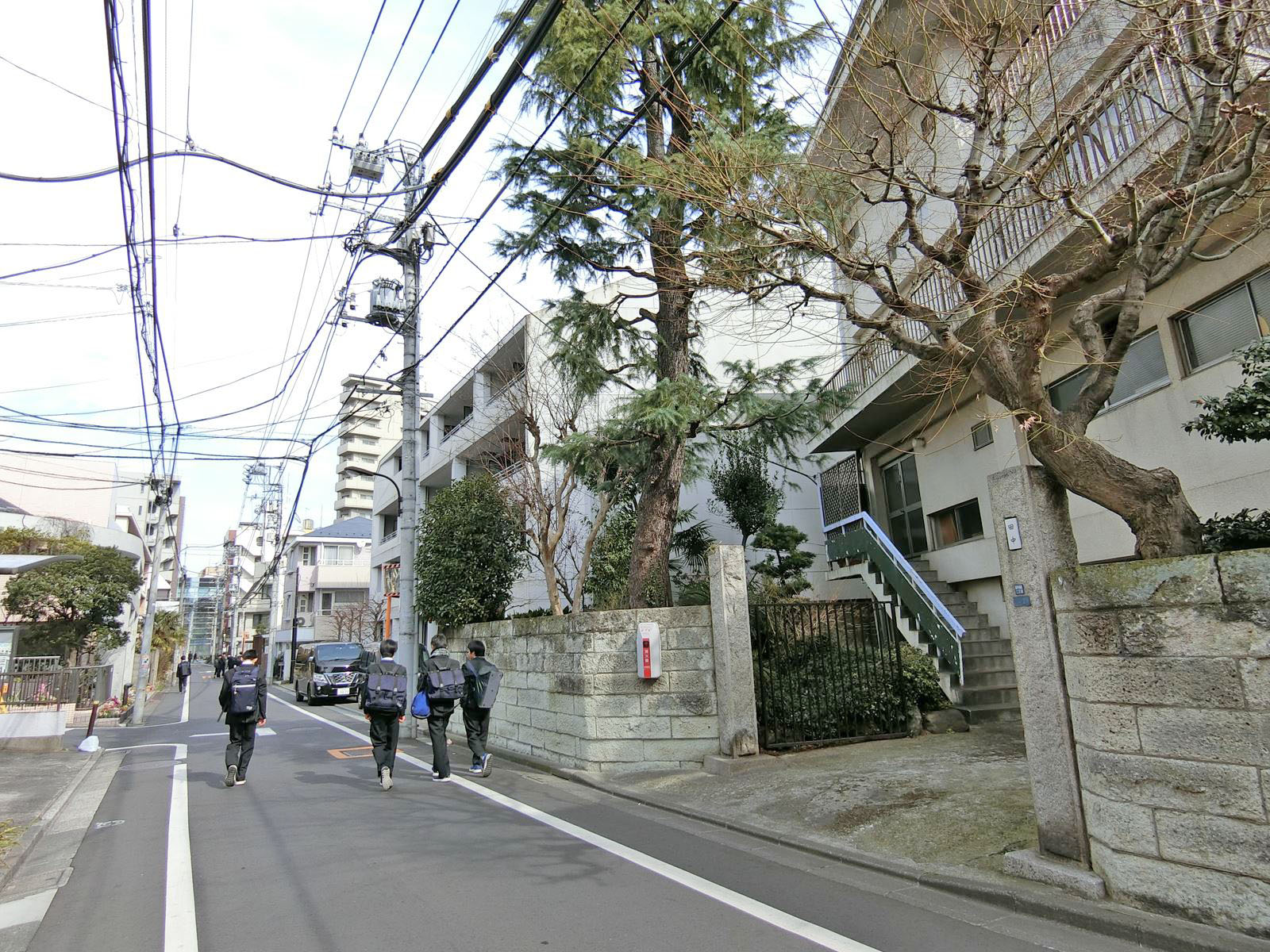 周辺は住宅街