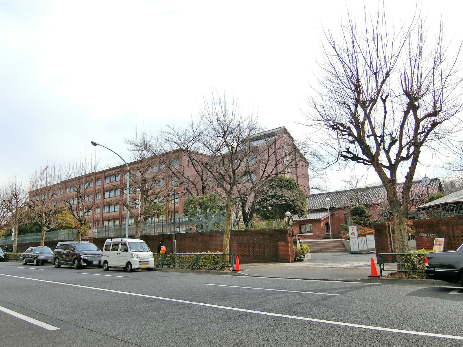 向かいの通りの学習院女子大学