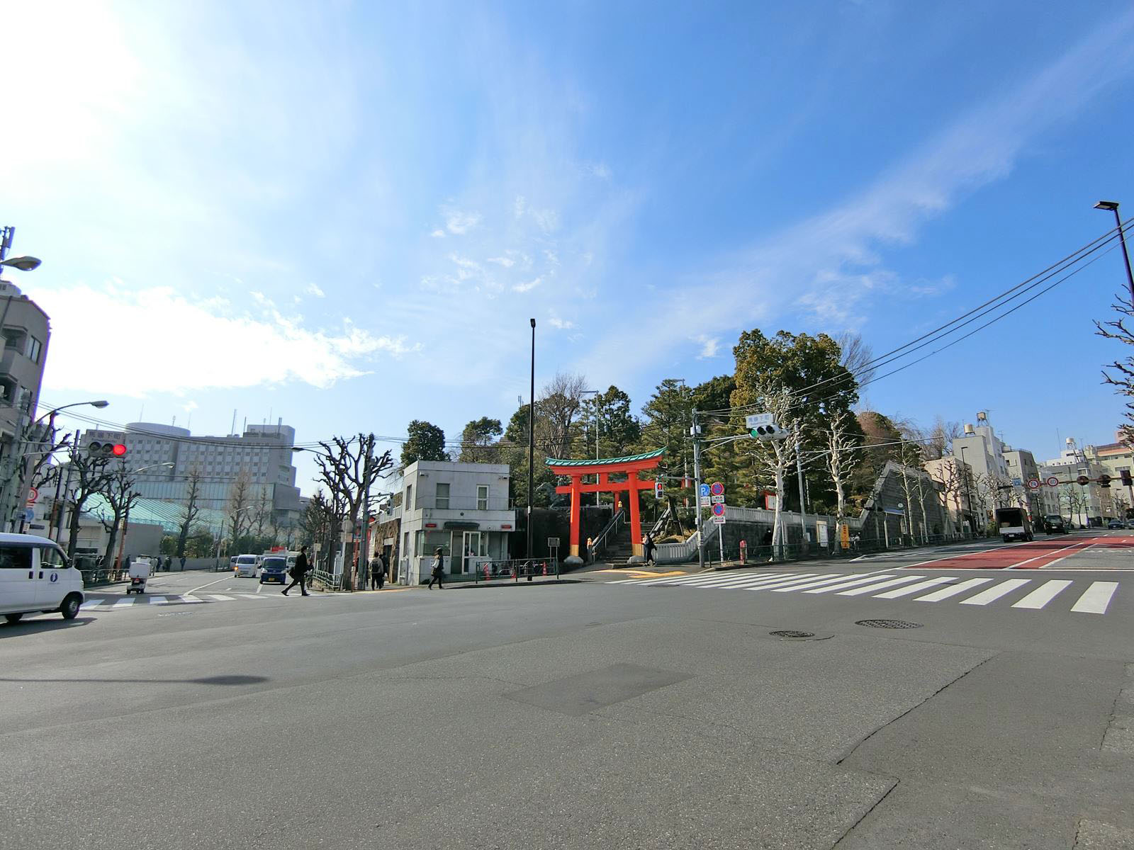 早稲田通り沿いに立地