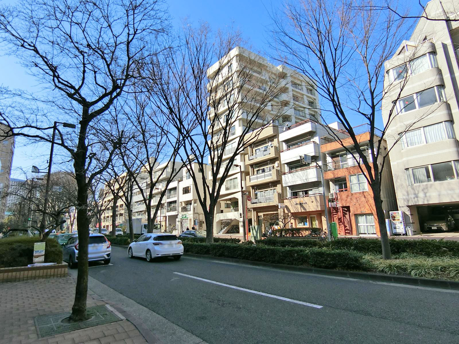 大通り沿いに立地