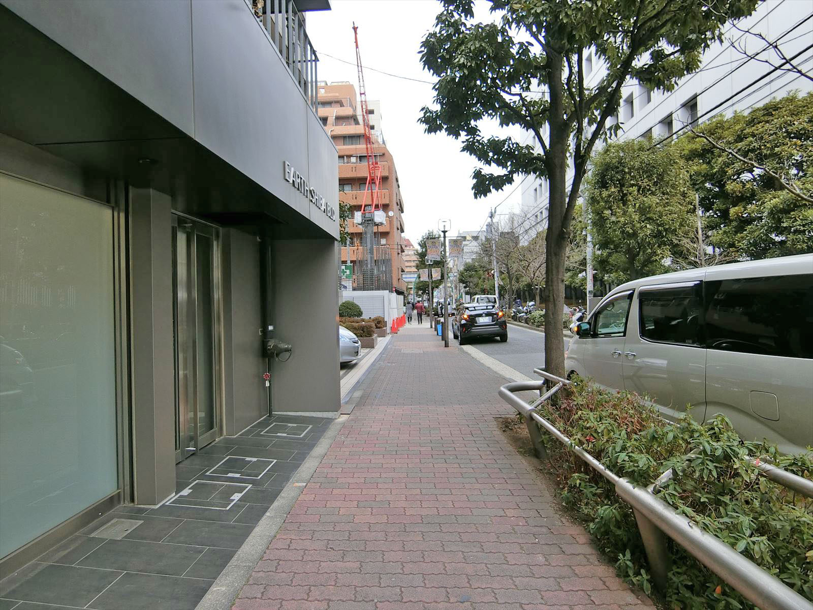 司ビル前面の通り