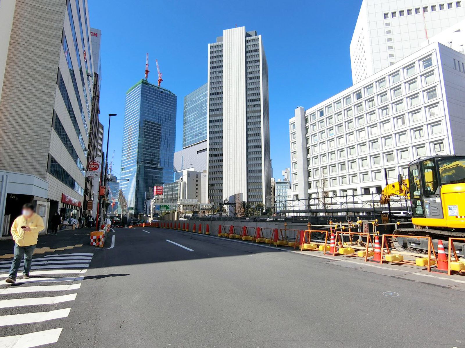 前面の六本木通り