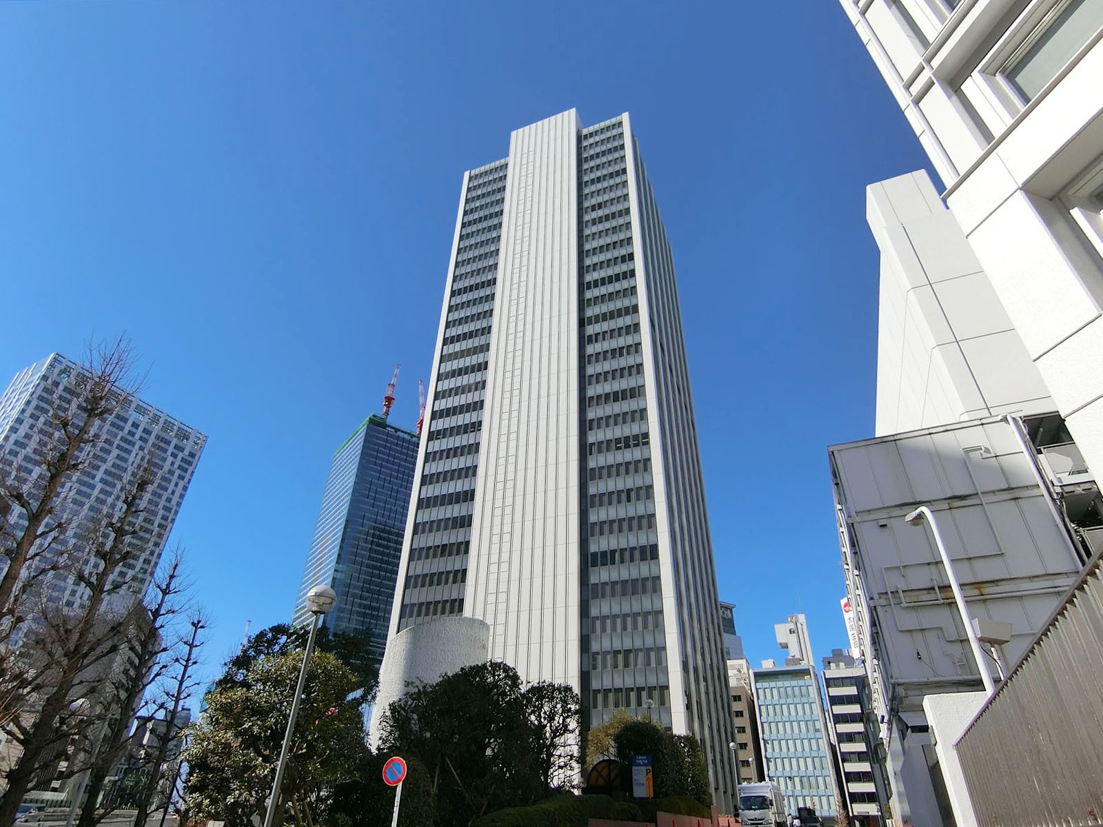 向かいの並びにある渋谷クロスタワー