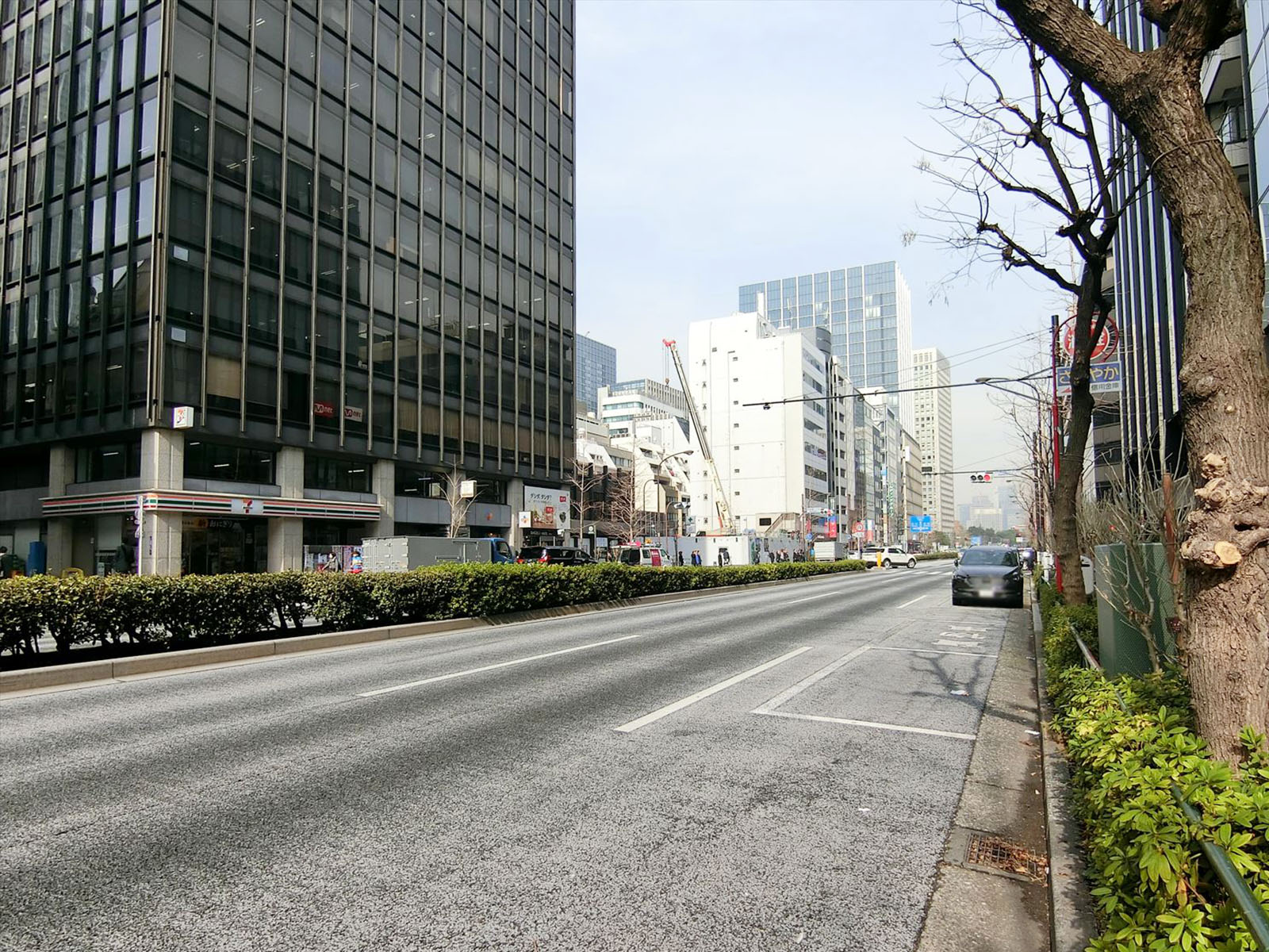 前面の日比谷通り