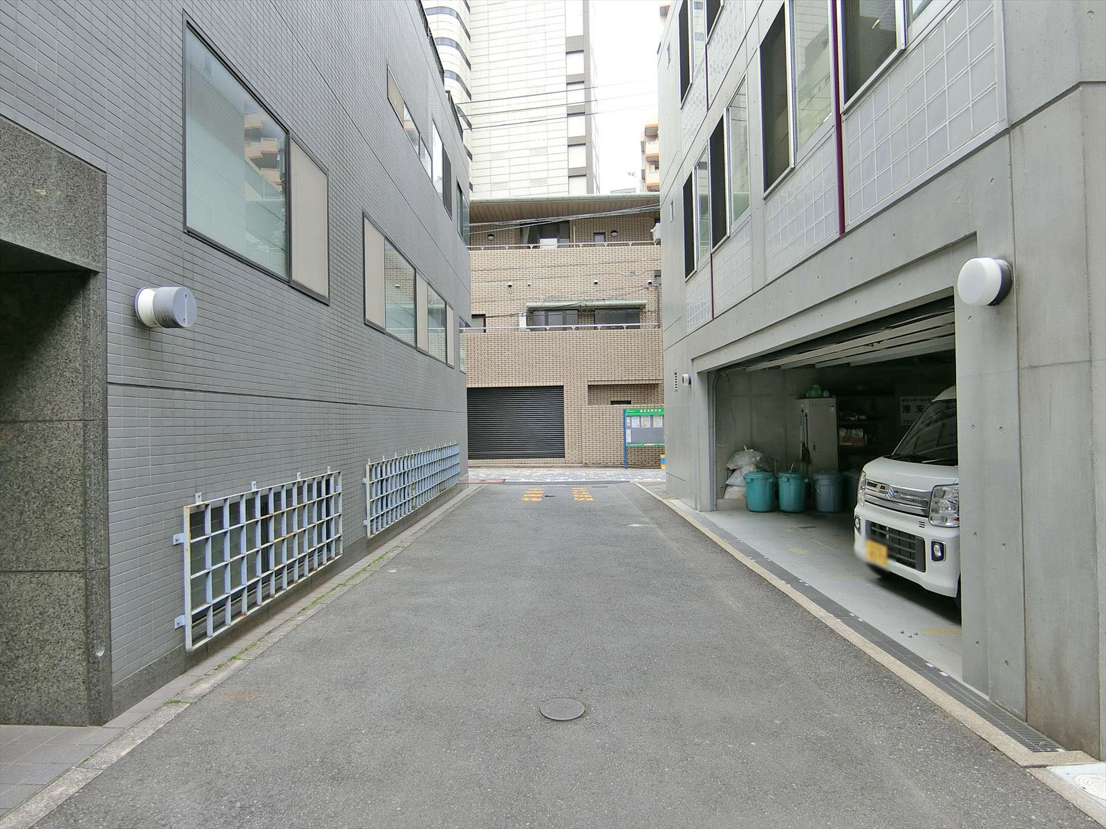 手塚ビル前面の通り