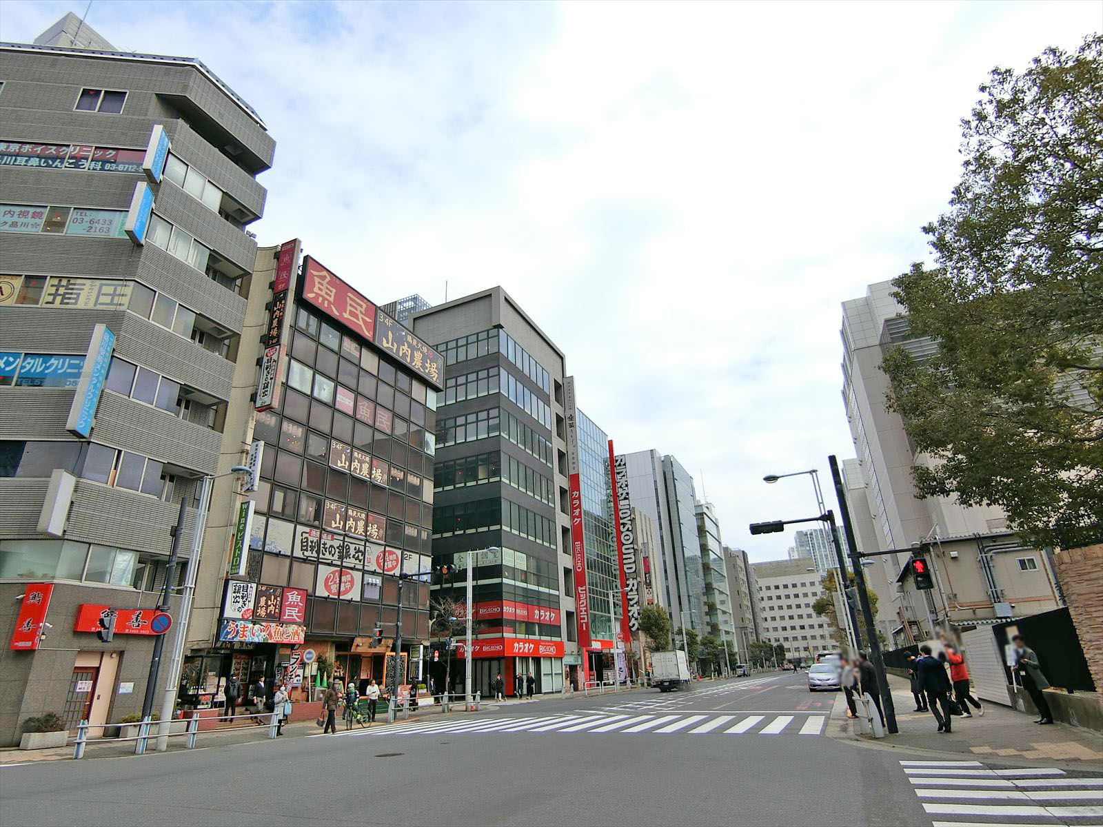 周辺はオフィスや店舗が多いエリア