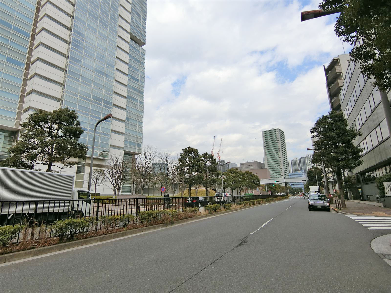 周辺はオフィスや店舗が多いエリア