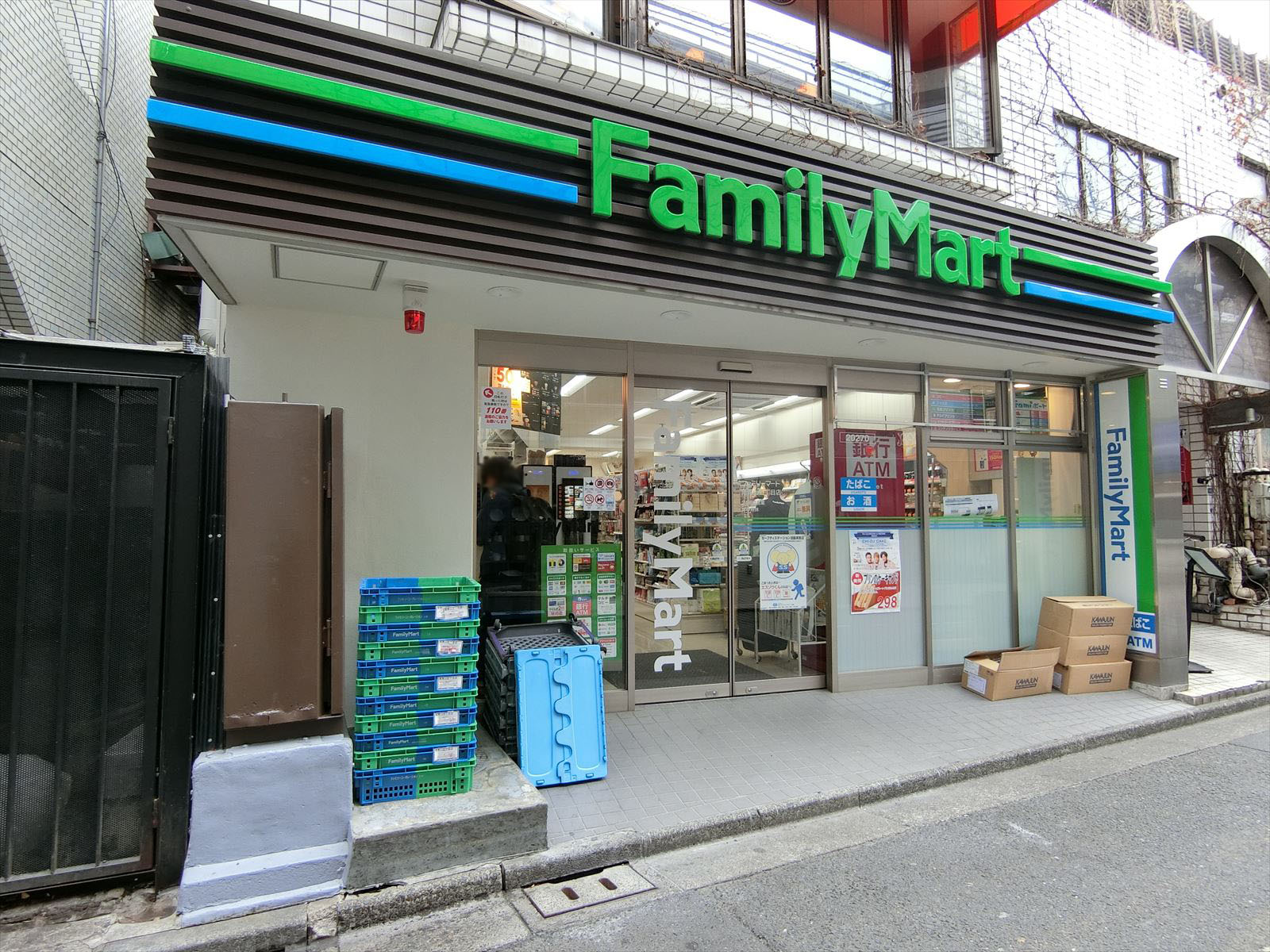 斜向かいのファミリーマート