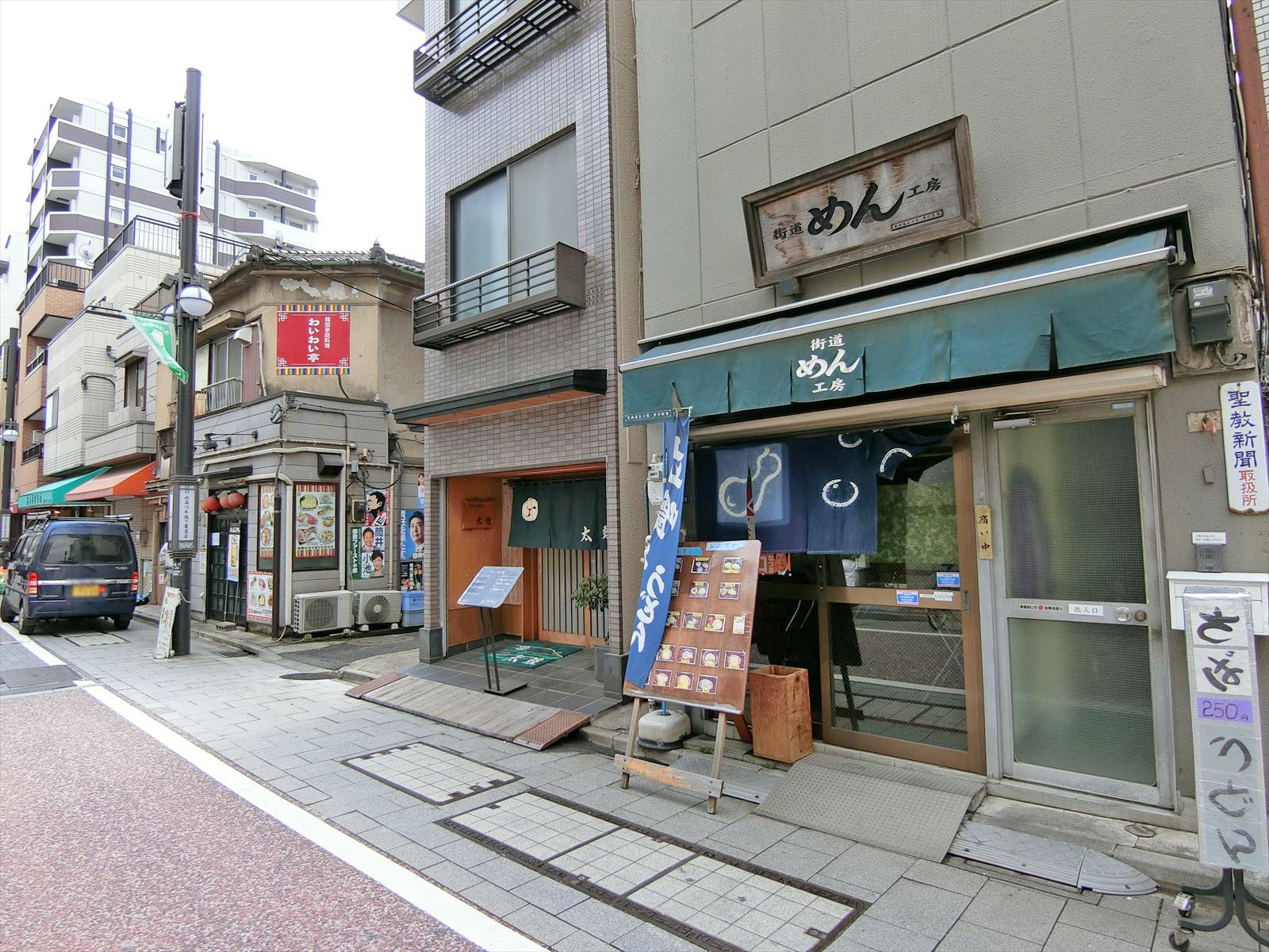 付近には飲食店が充実