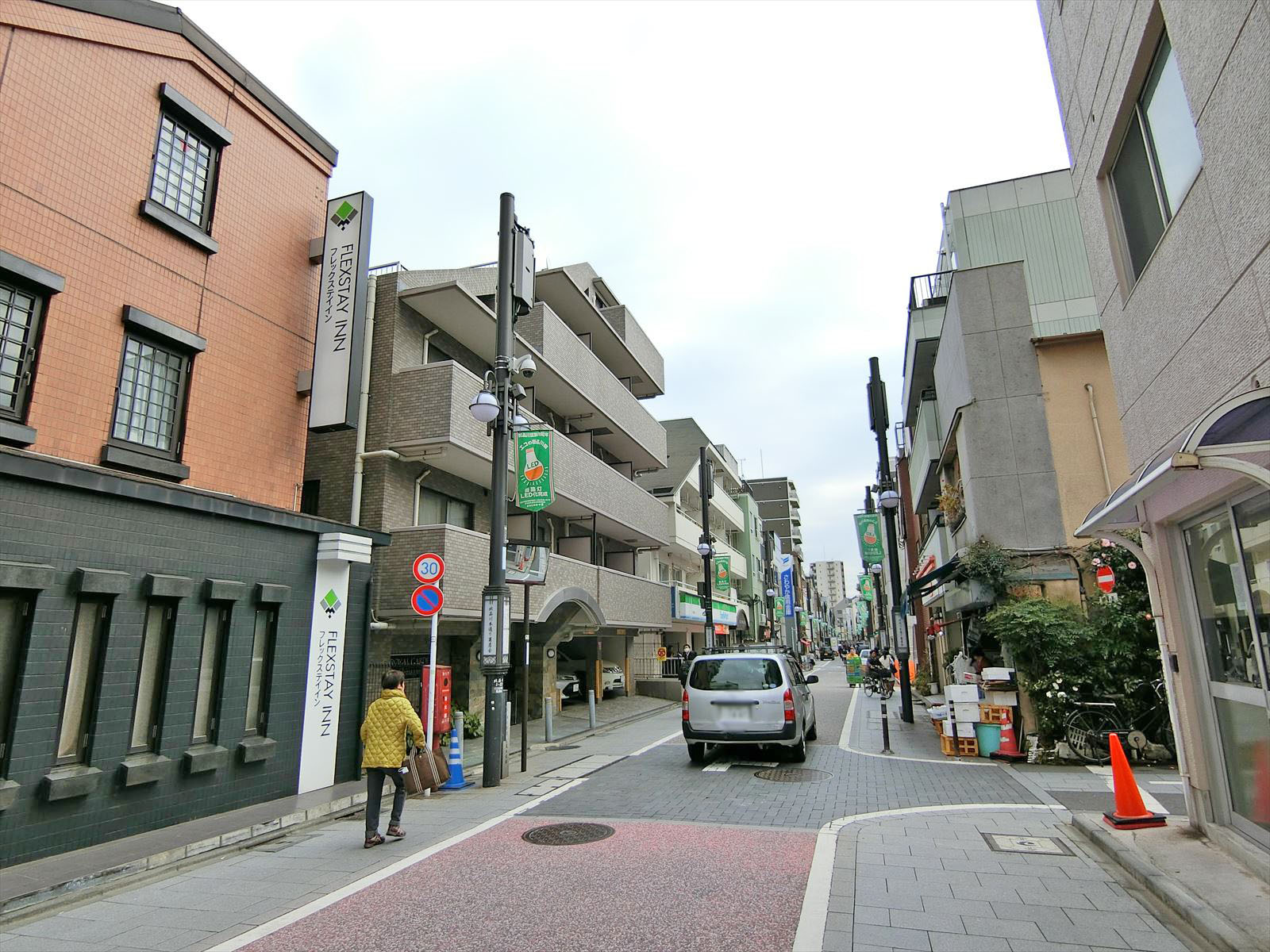 北品川本通り商店街沿いに立地