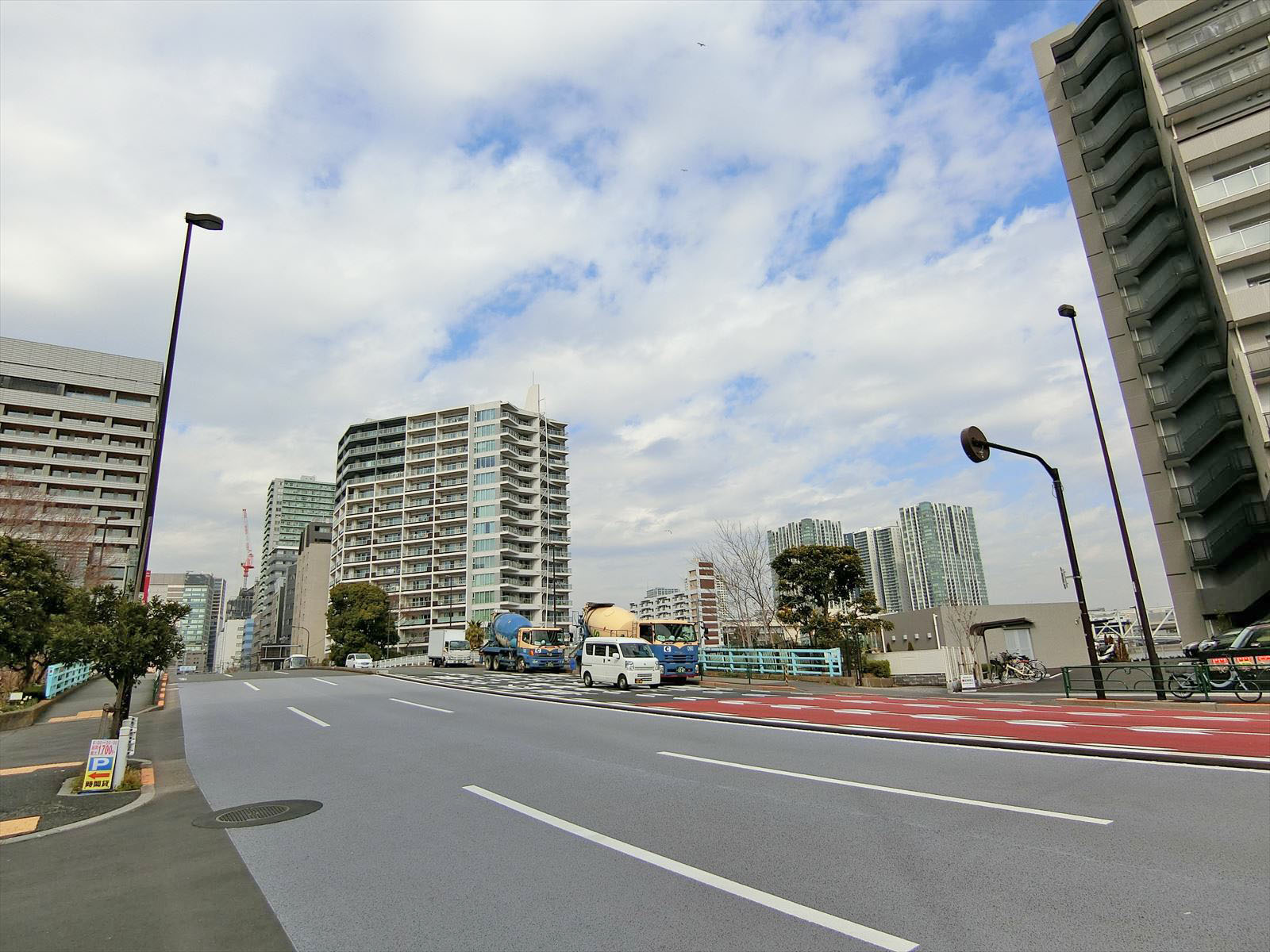 旧海岸通り沿いに立地