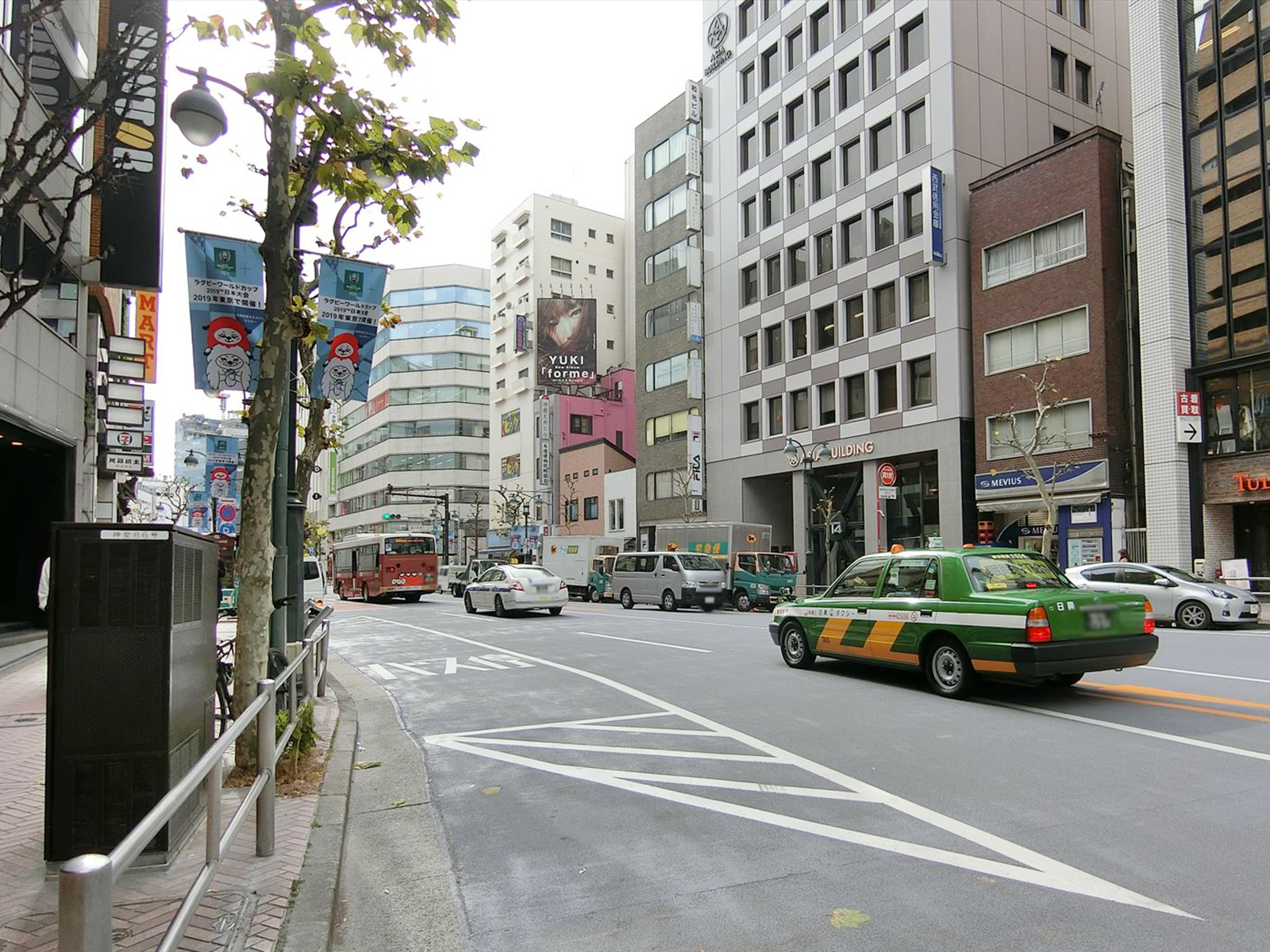 周辺はオフィスや店舗が多いエリア