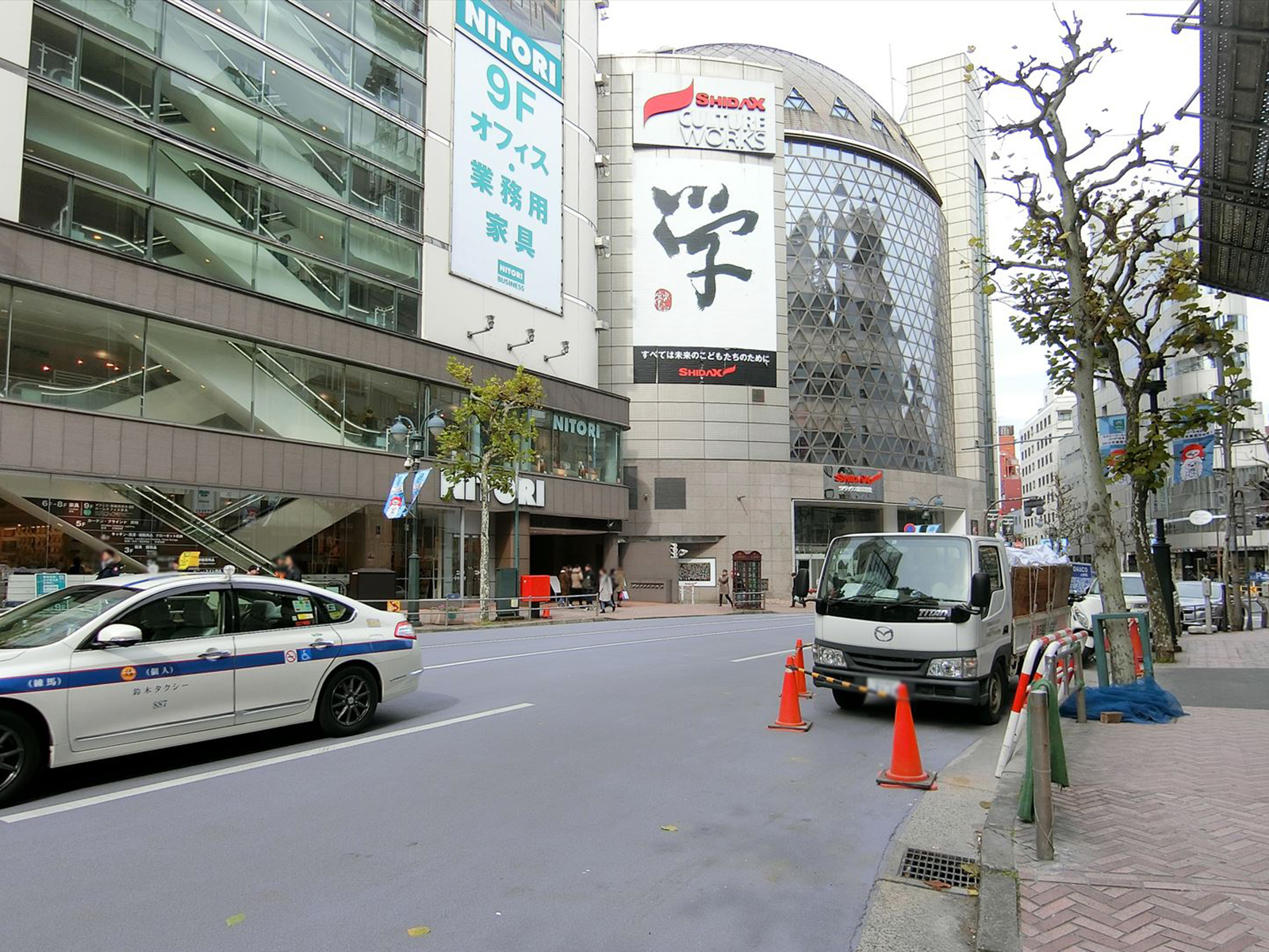 ドトールコーヒー本社ビル前面の通り