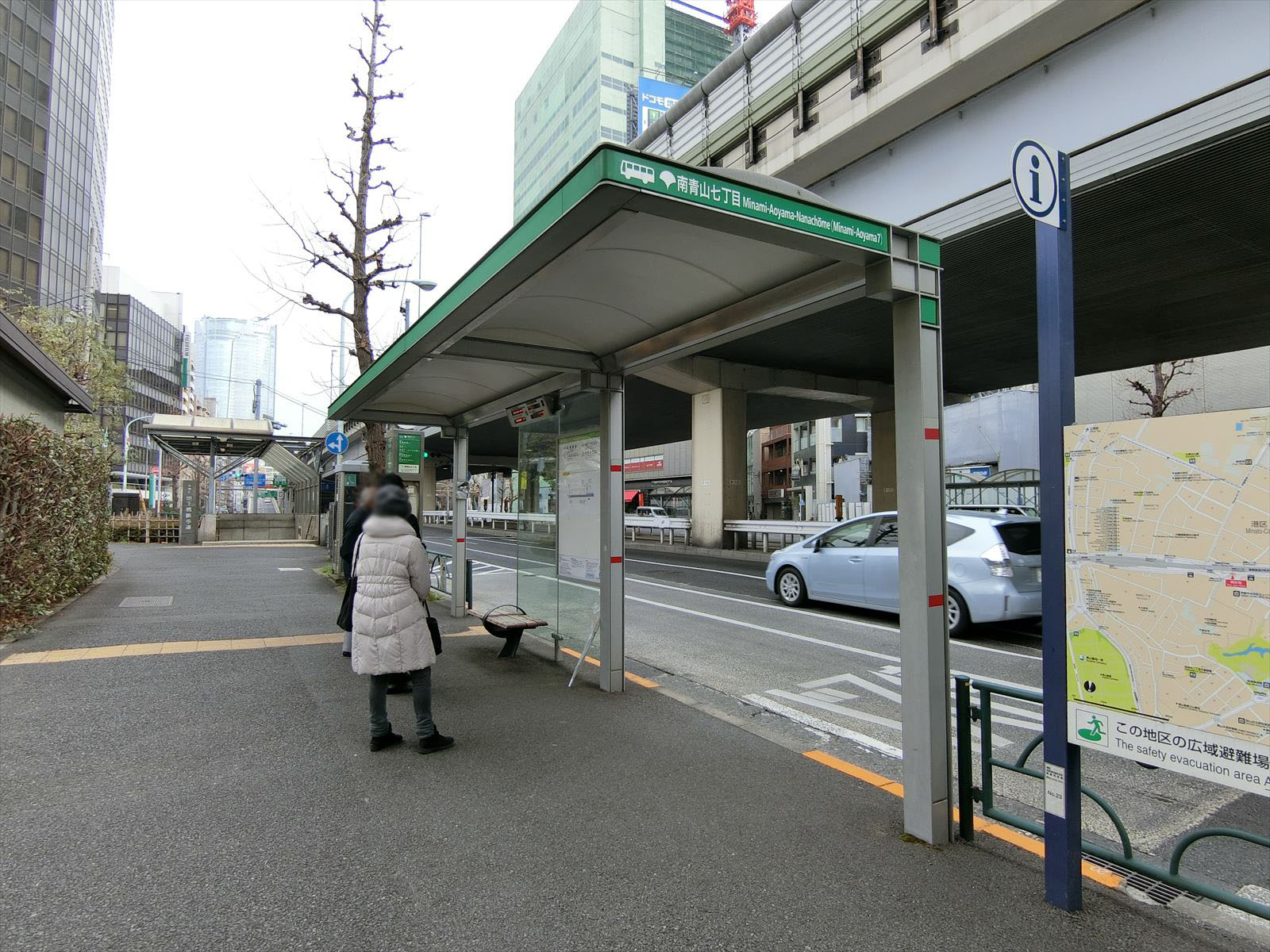 最寄りのバス停「南青山7丁目」