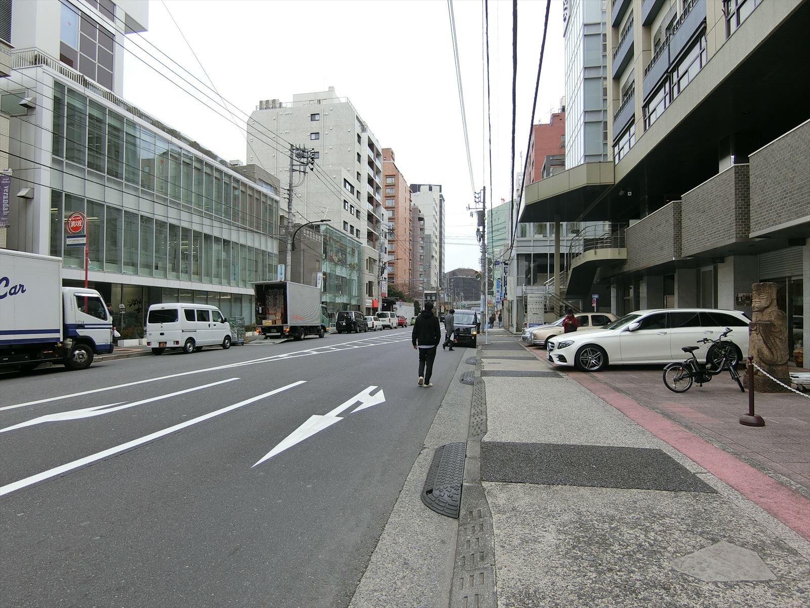 前面の骨董通り