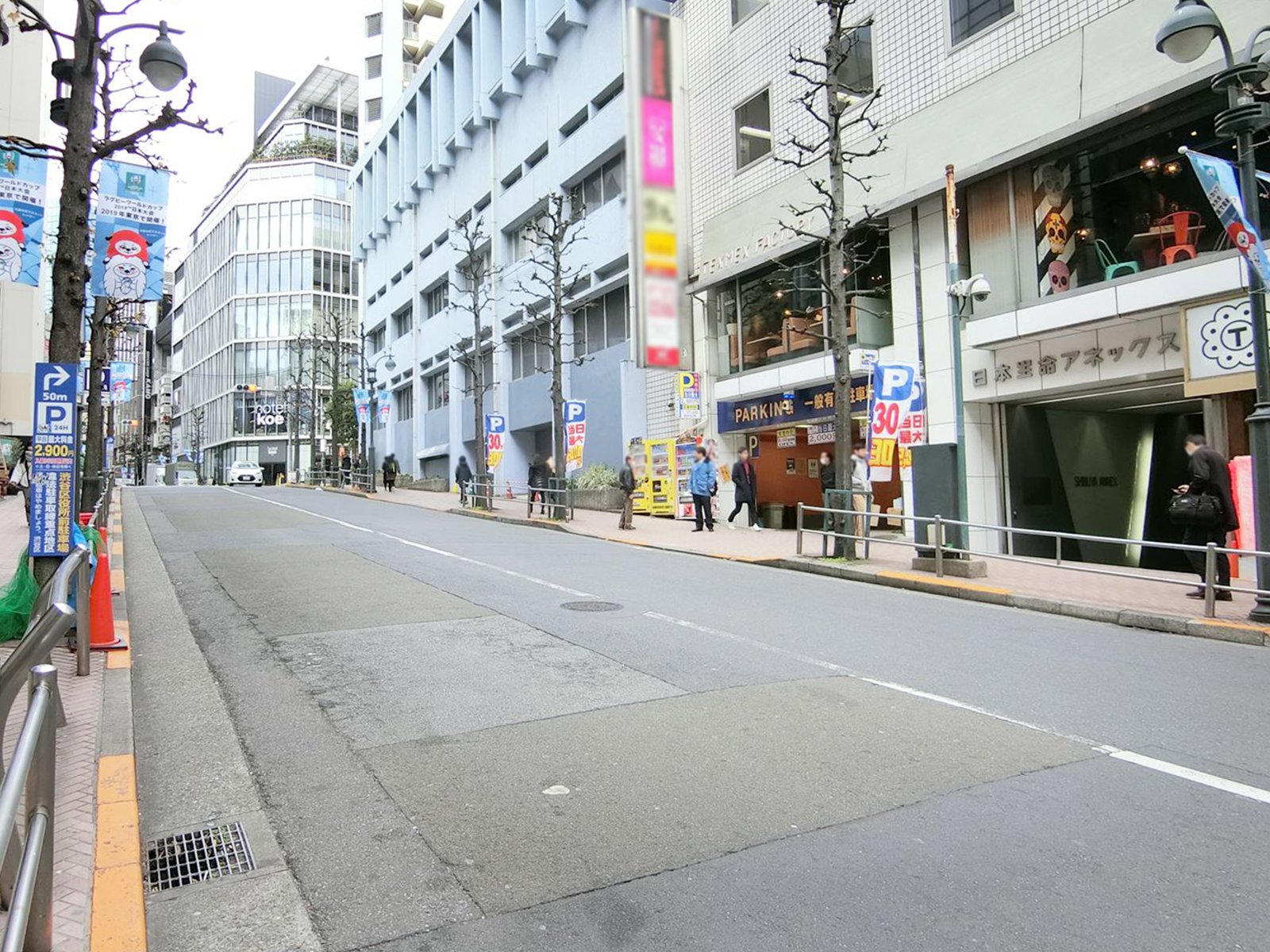 周辺はオフィスや店舗が多いエリア