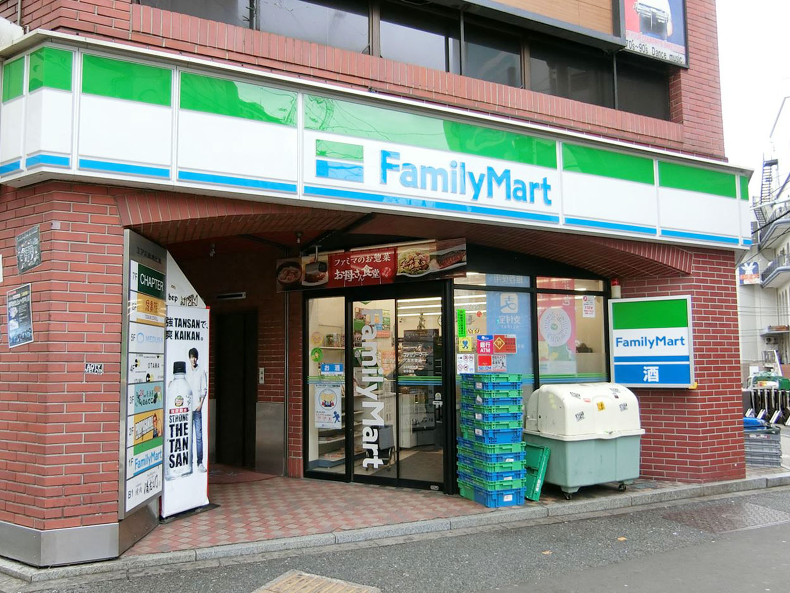 斜向いにあるファミリーマート