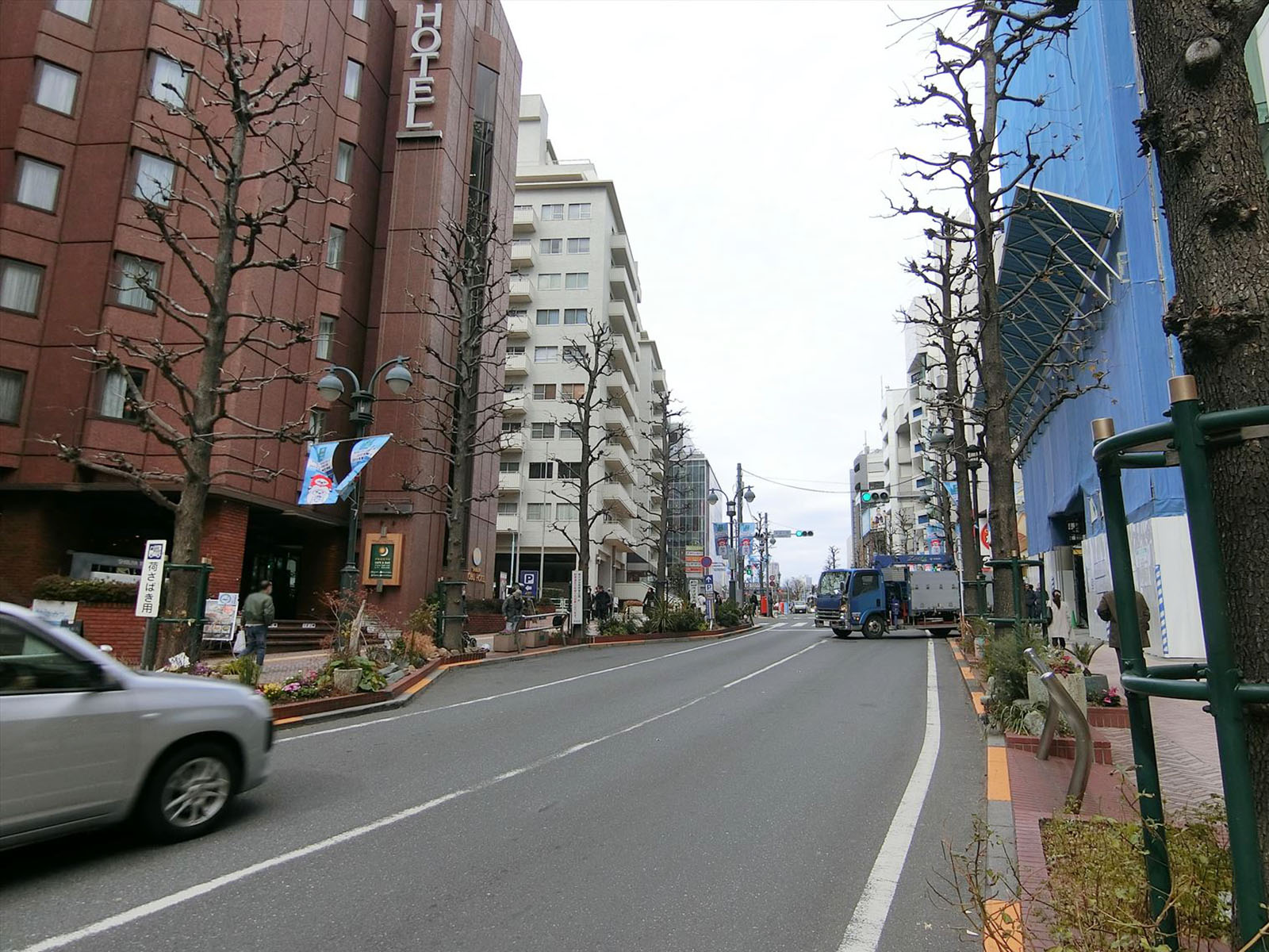 周辺はオフィスや店舗が多いエリア