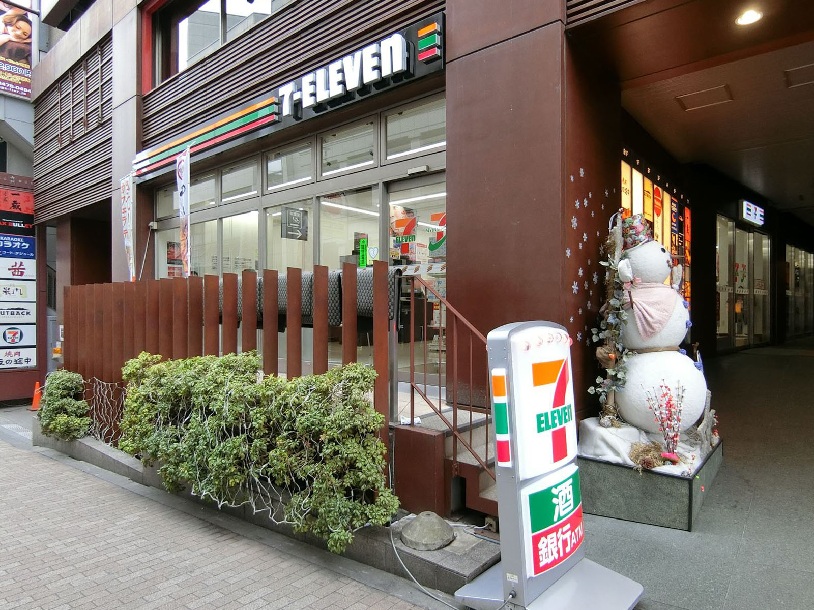 向かいのセブンイレブン