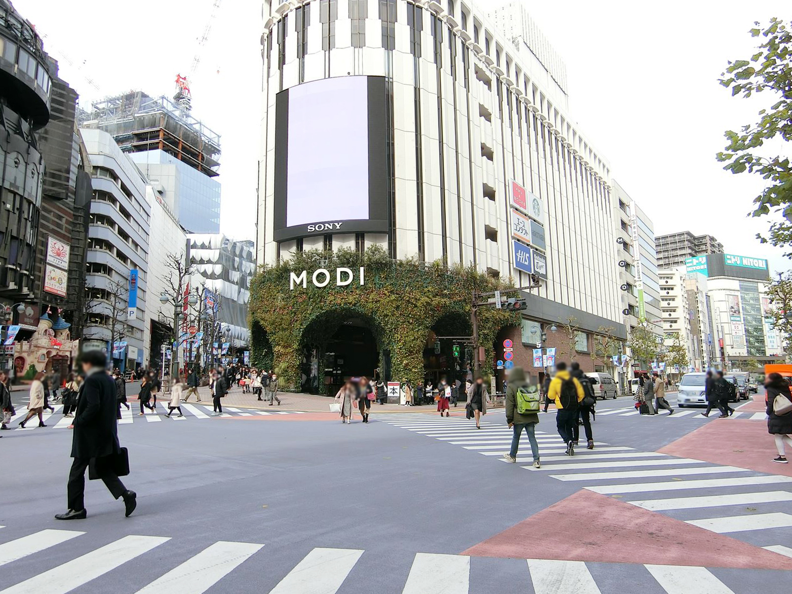 周辺はオフィスや店舗が多いエリア