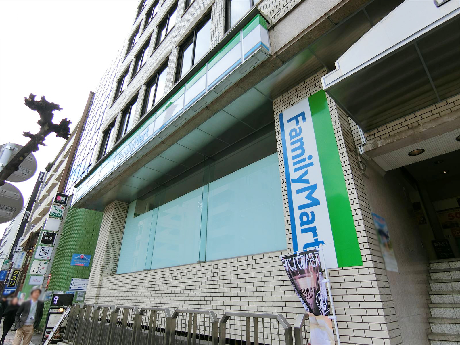 徒歩2分のファミリーマート