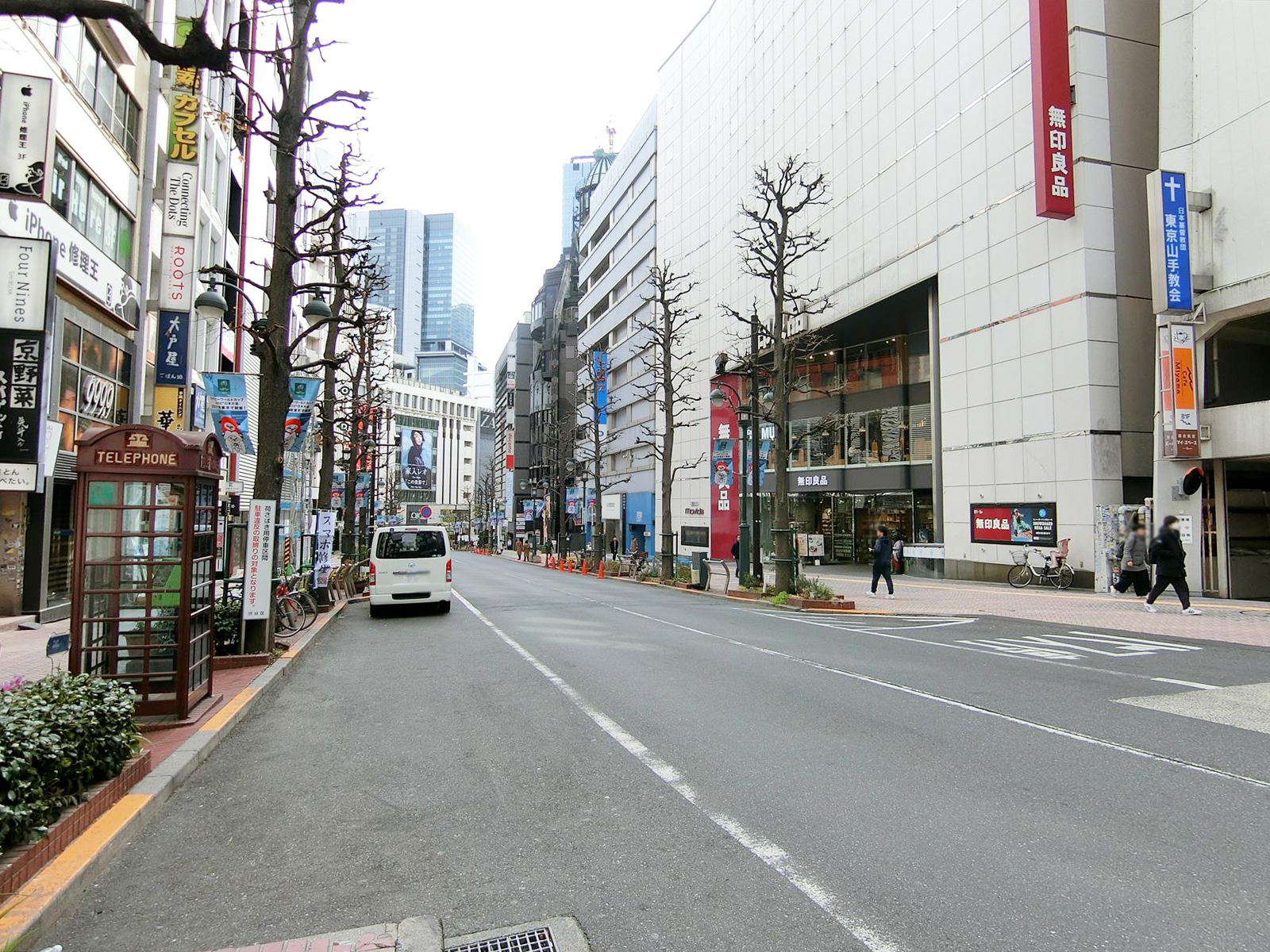 周辺はオフィスや店舗が多いエリア