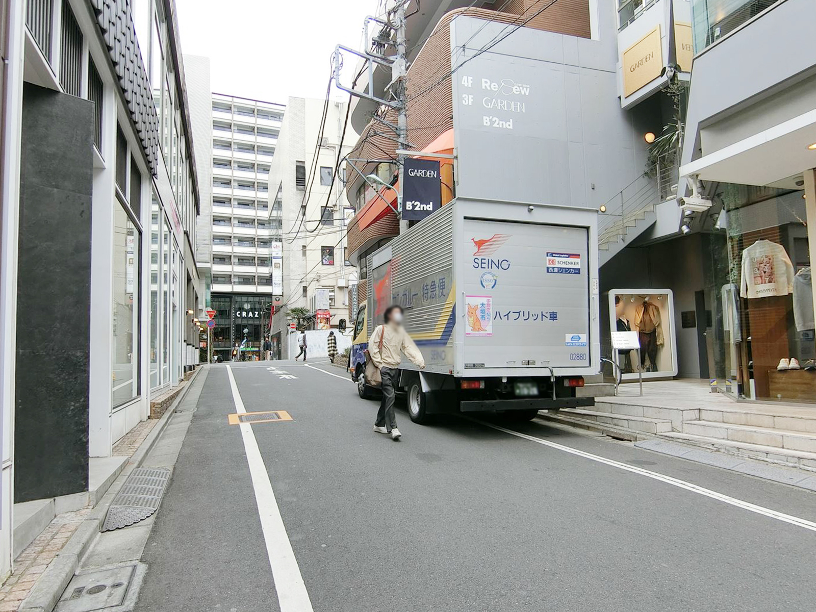 周辺はオフィスや店舗が多いエリア