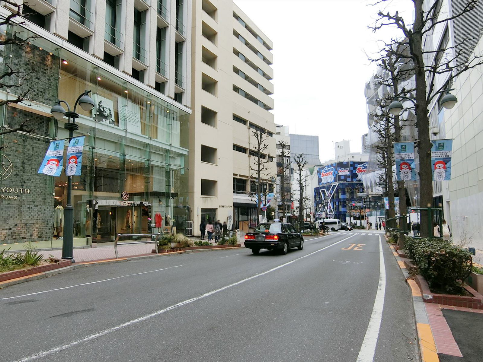 前面の渋谷公園通り