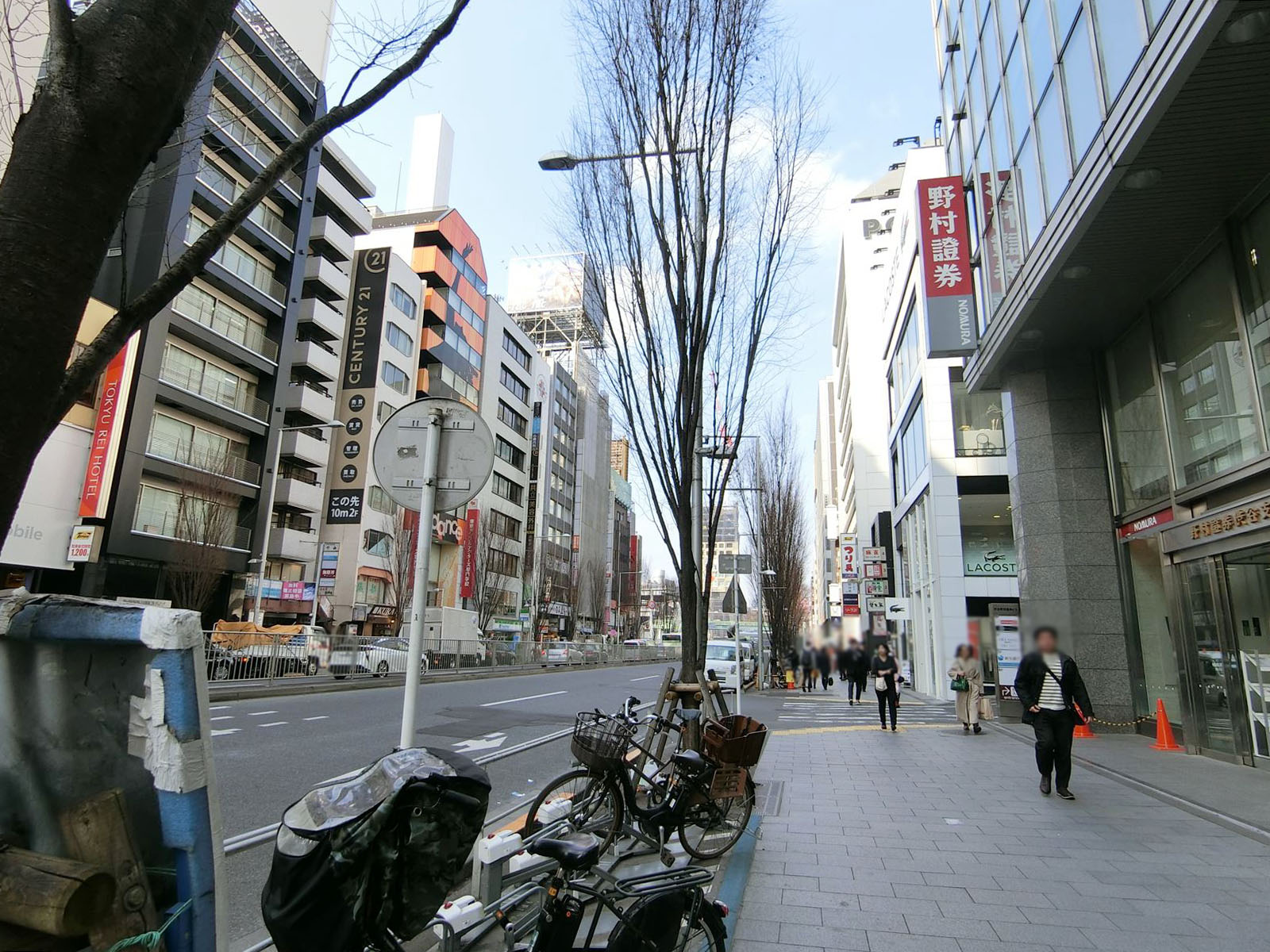 前面の明治通り