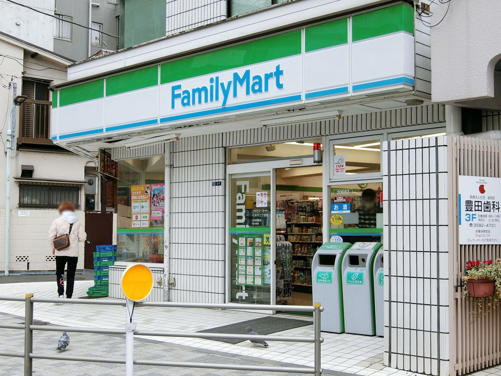 徒歩2分のファミリーマート六本木三丁目店